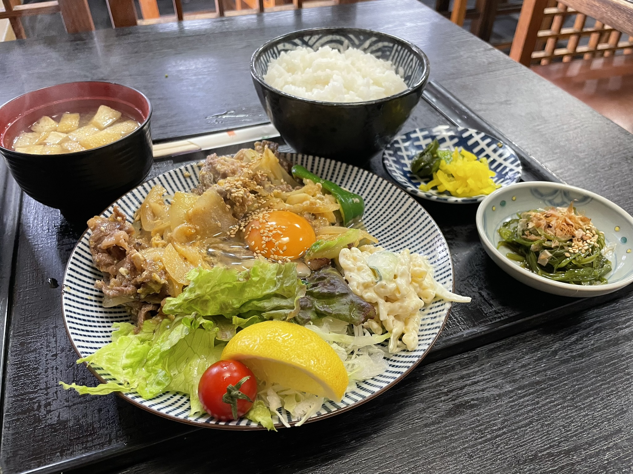越後屋の牛スタミナ定食（上）。牛肉炒めとごはん、小鉢の膳