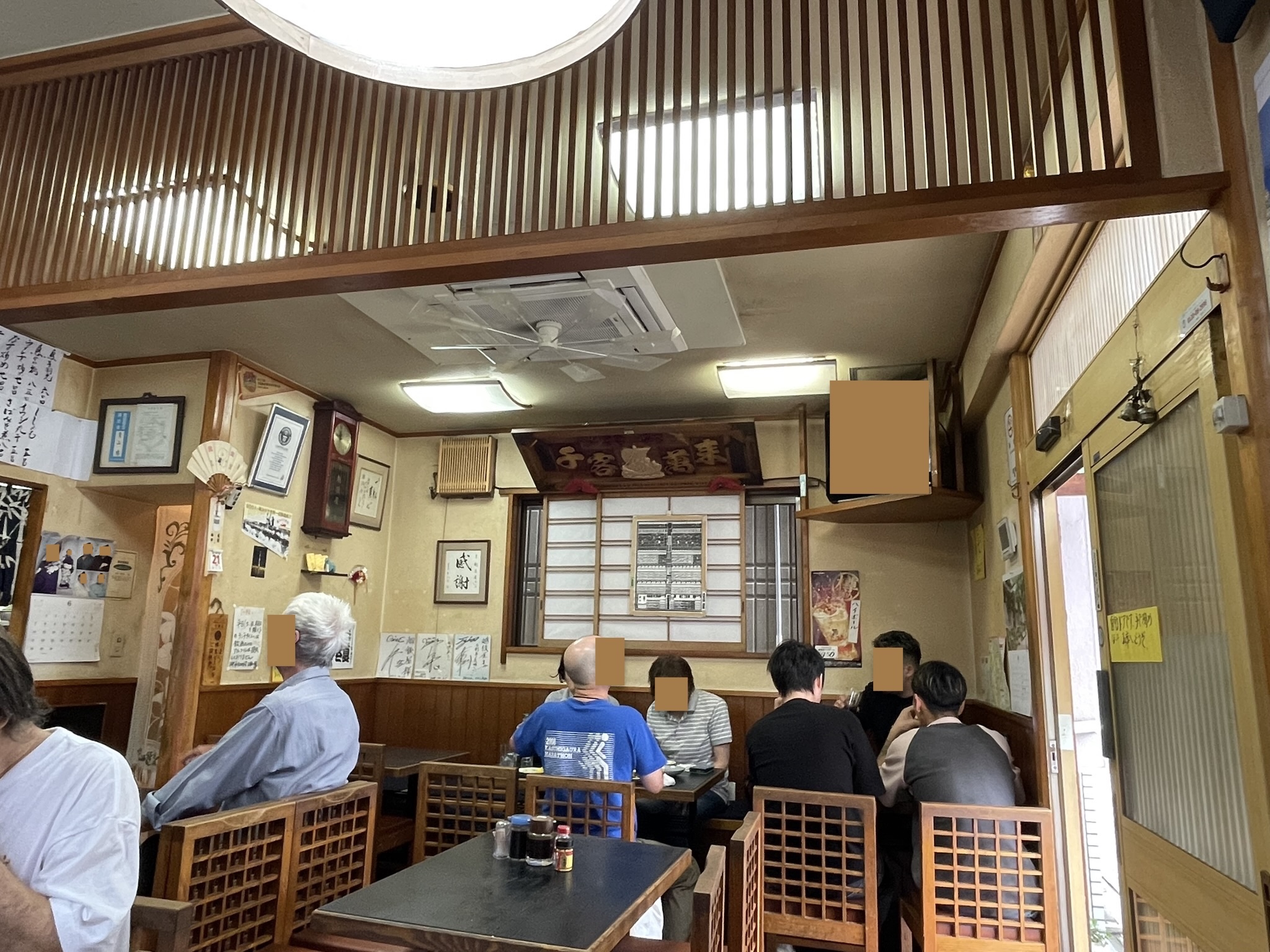 食事を楽しむお客さんでにぎわう、越後屋さんの店内