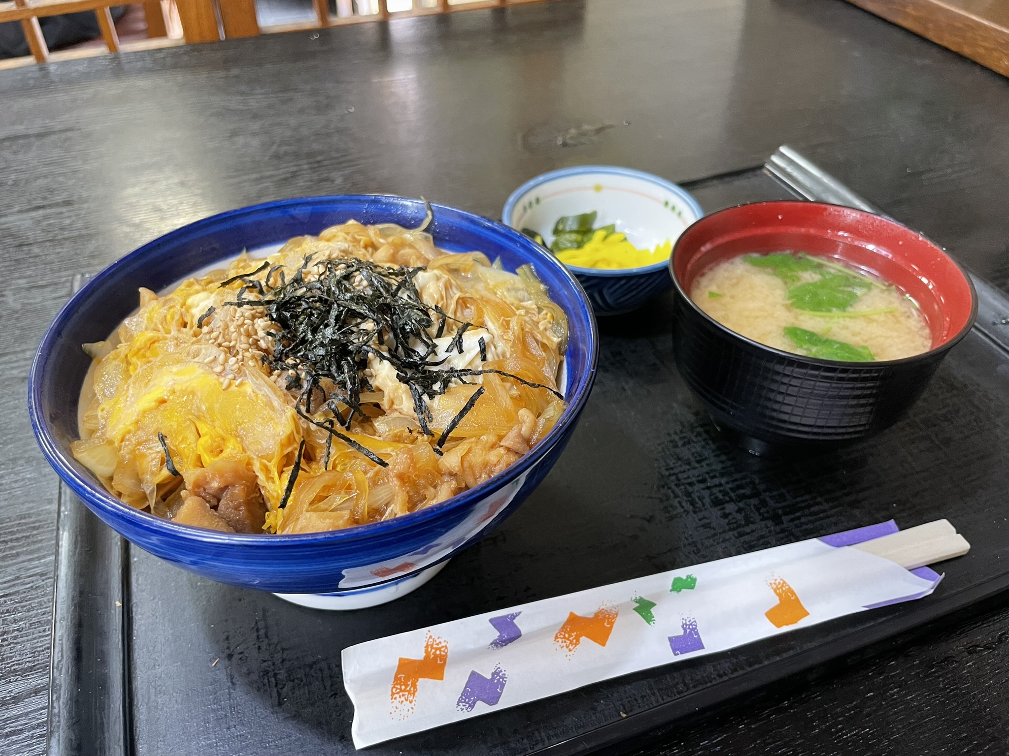 越後屋の親子丼。海苔がのった親子丼と味噌汁、小鉢