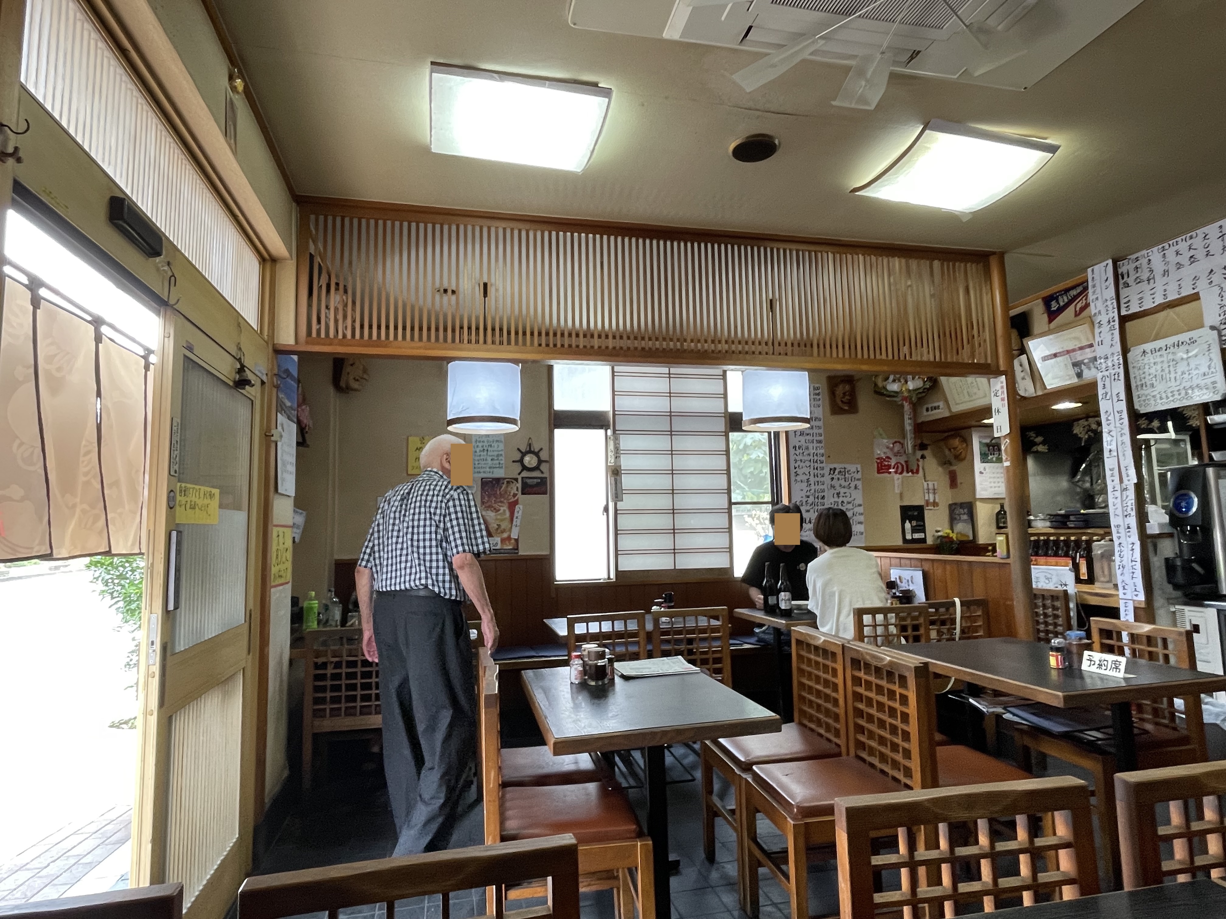 木を基調とした、越後屋さんの落ち着いた店内の様子