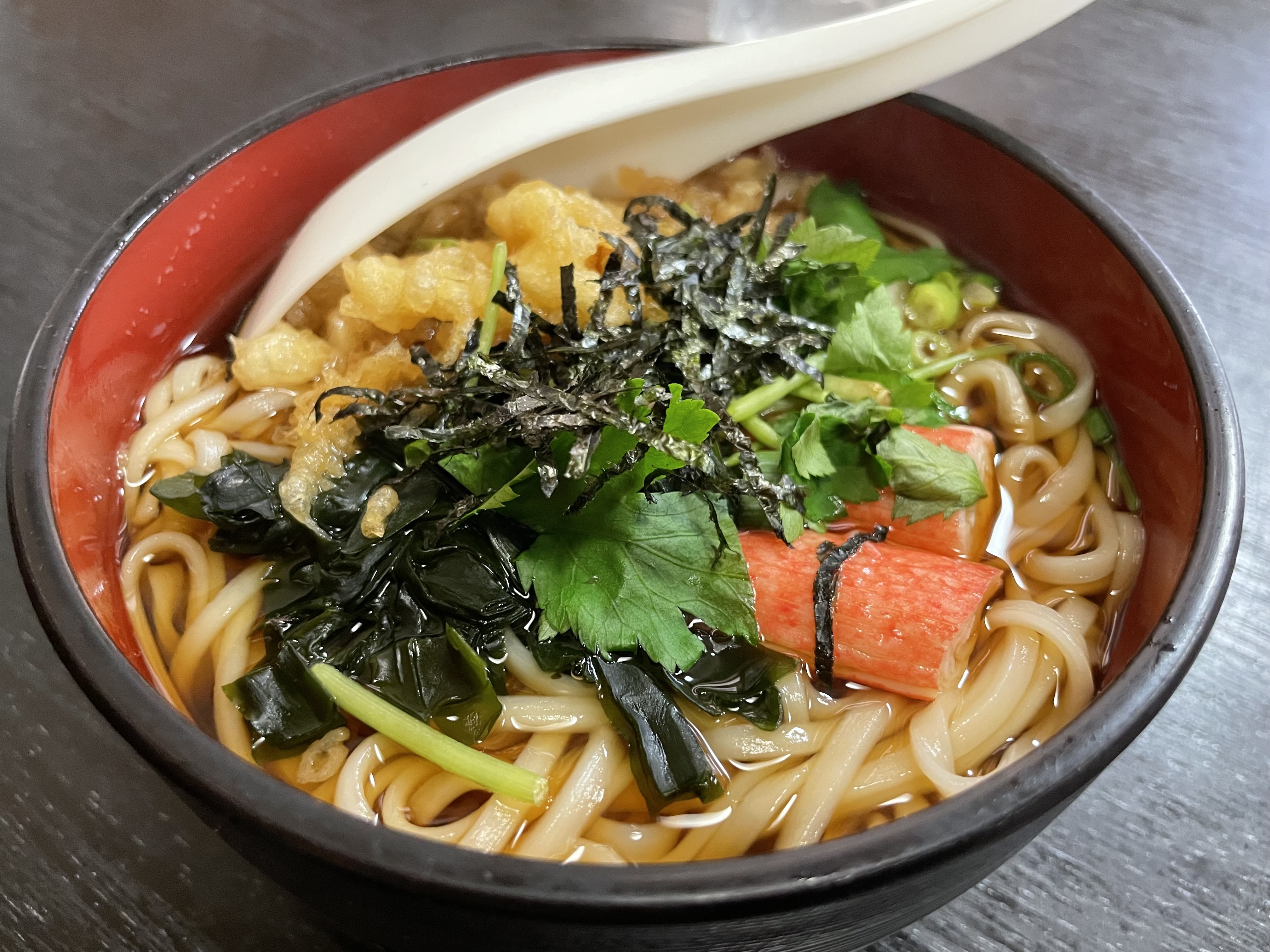 越後屋の温かい稲庭うどん。海苔とねぎがのっている