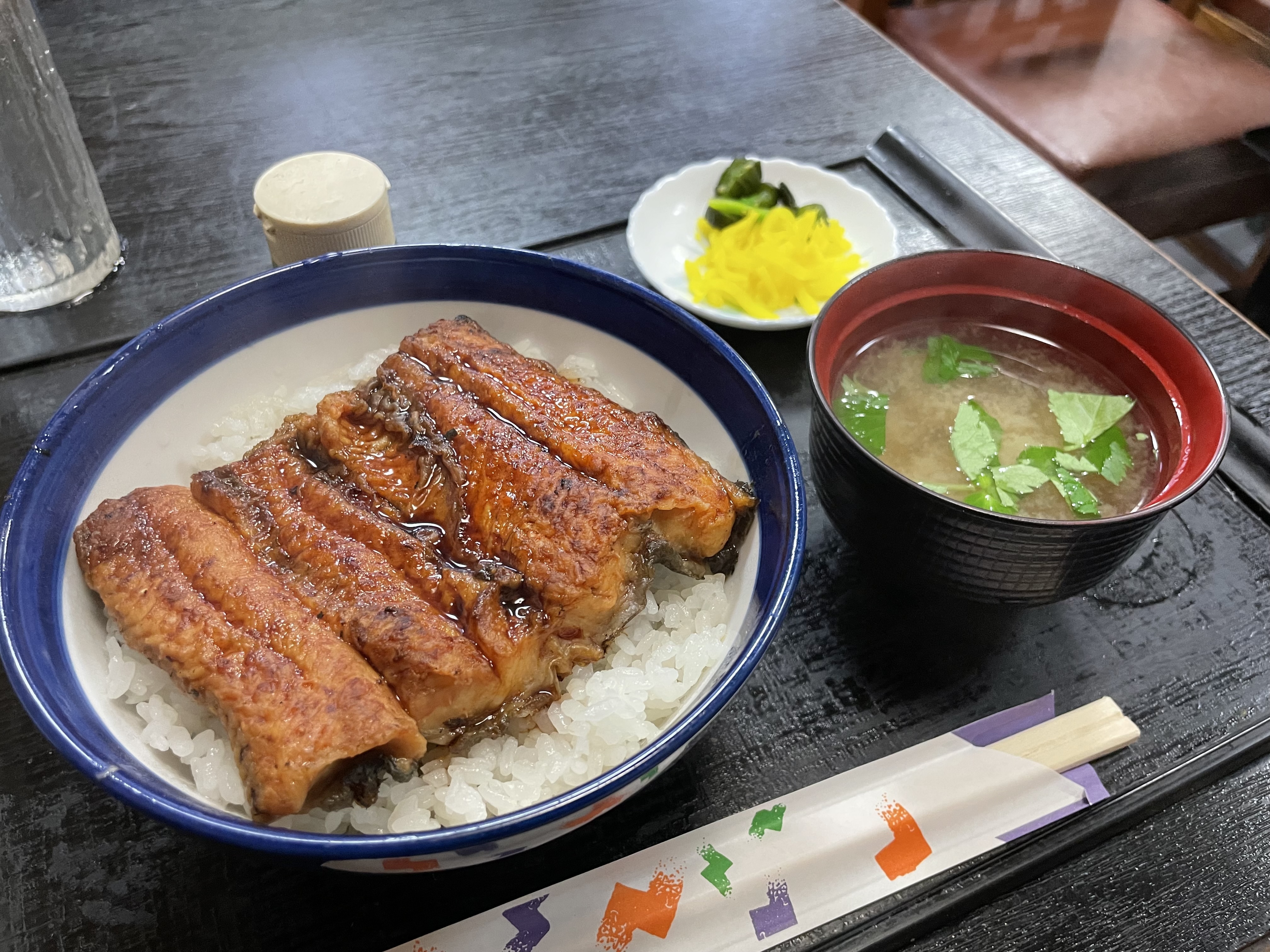 越後屋のうな丼。うなぎの蒲焼きがのった丼と味噌汁、小鉢