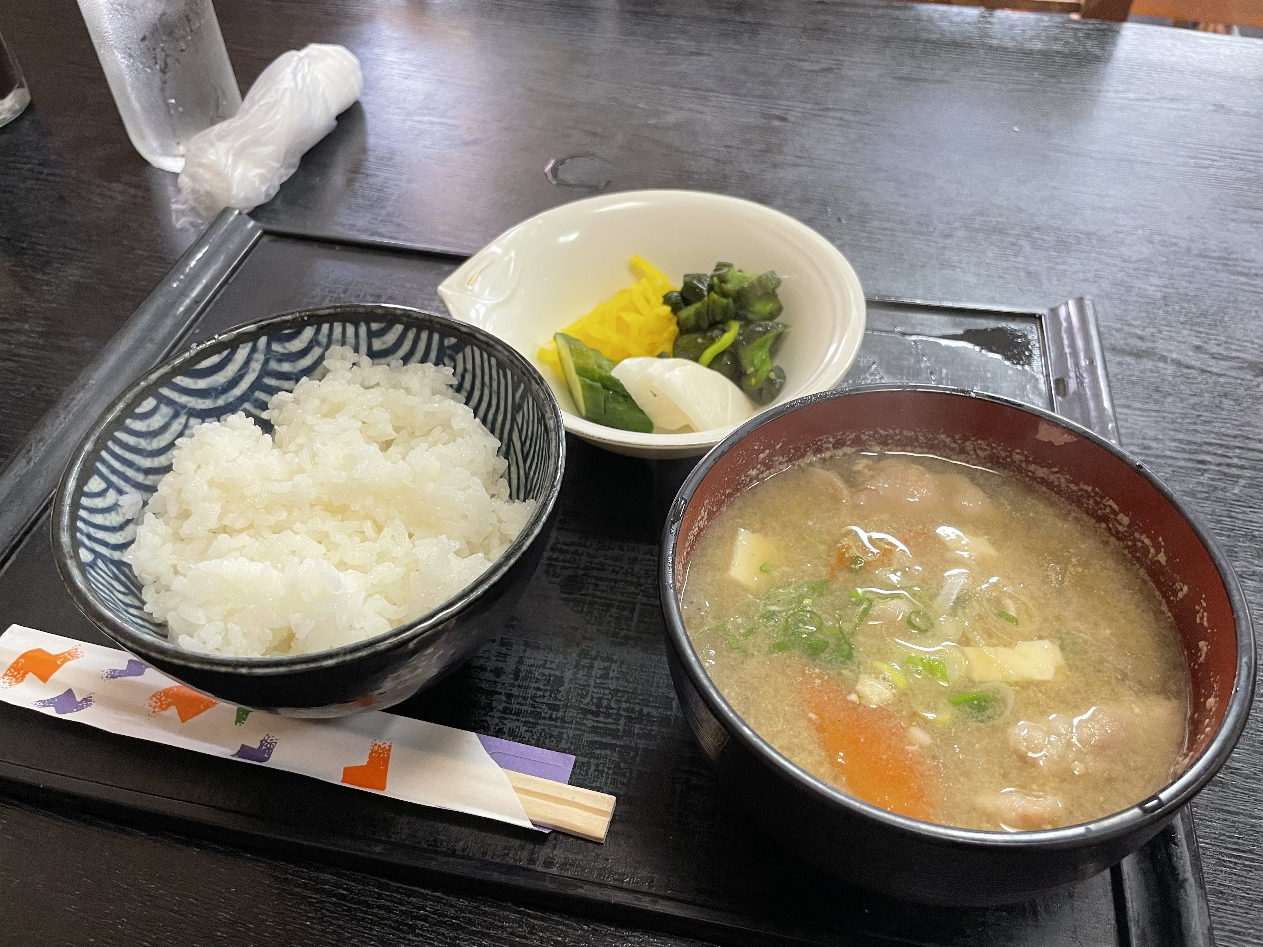 越後屋の豚汁定食。具だくさんの豚汁が付く定食