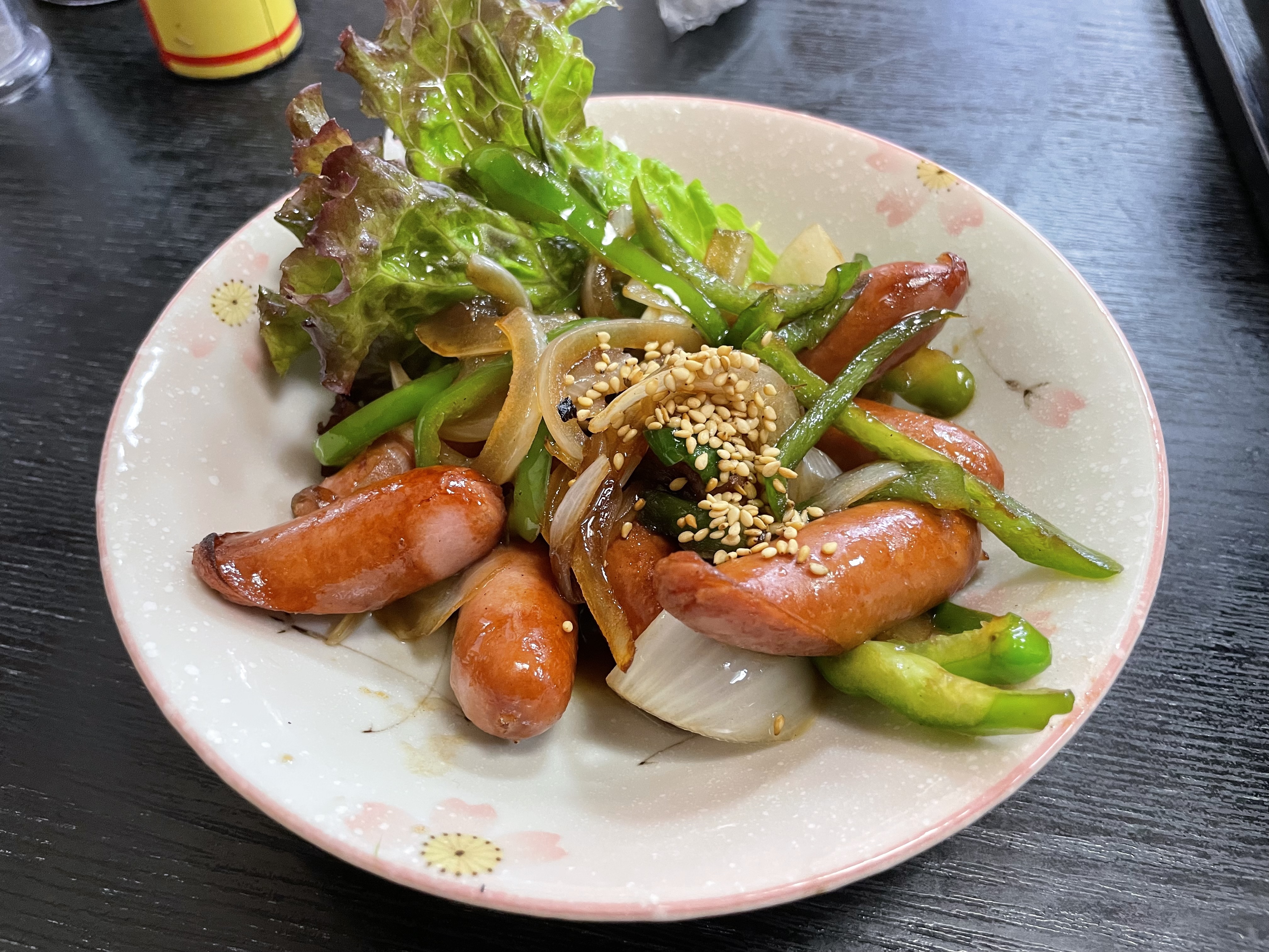 越後屋のウィンナー炒め。ウィンナーと野菜の炒めもの