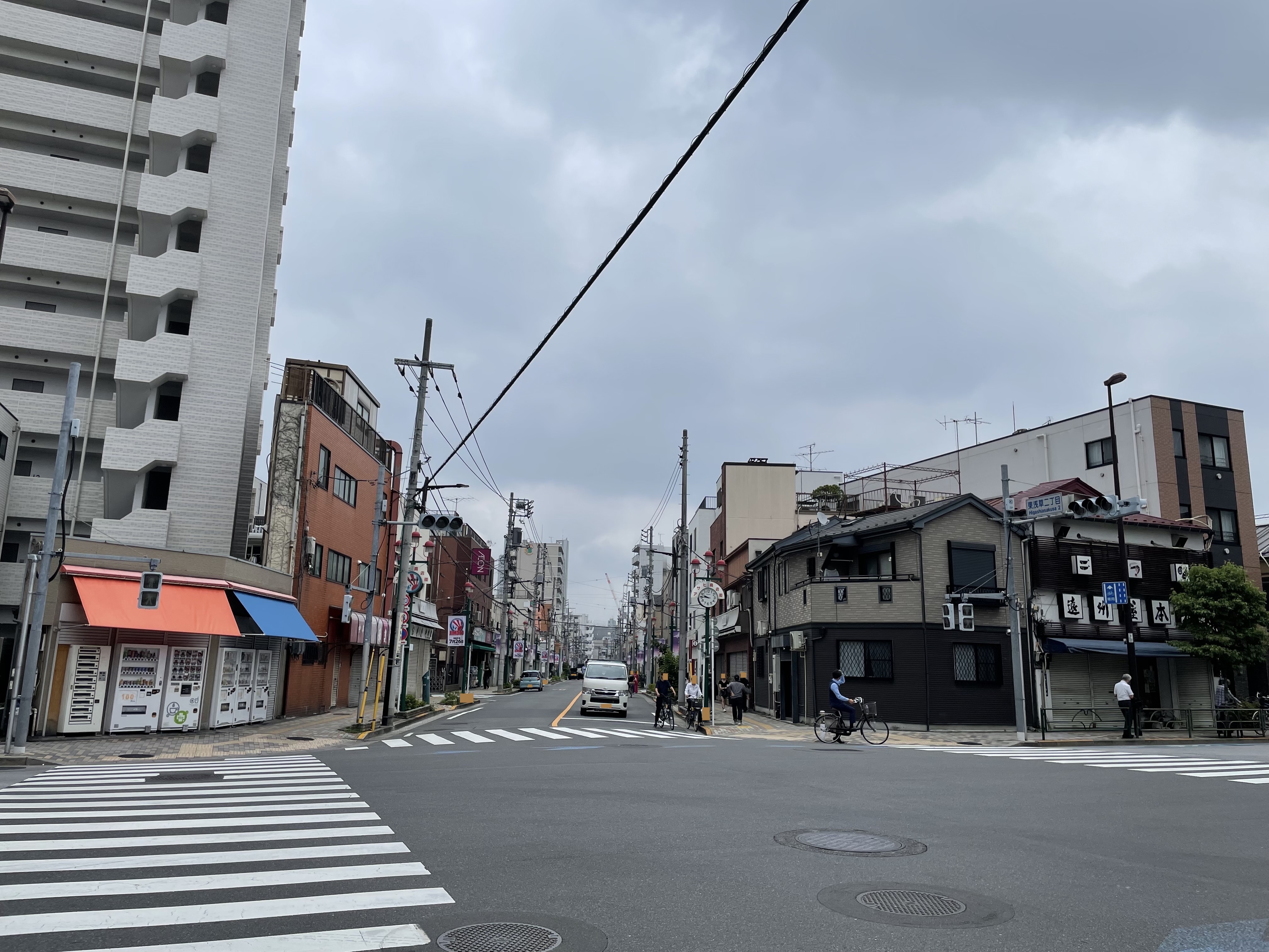 アサヒ会商店街の吉野通り側の入口付近。丸い看板が見える