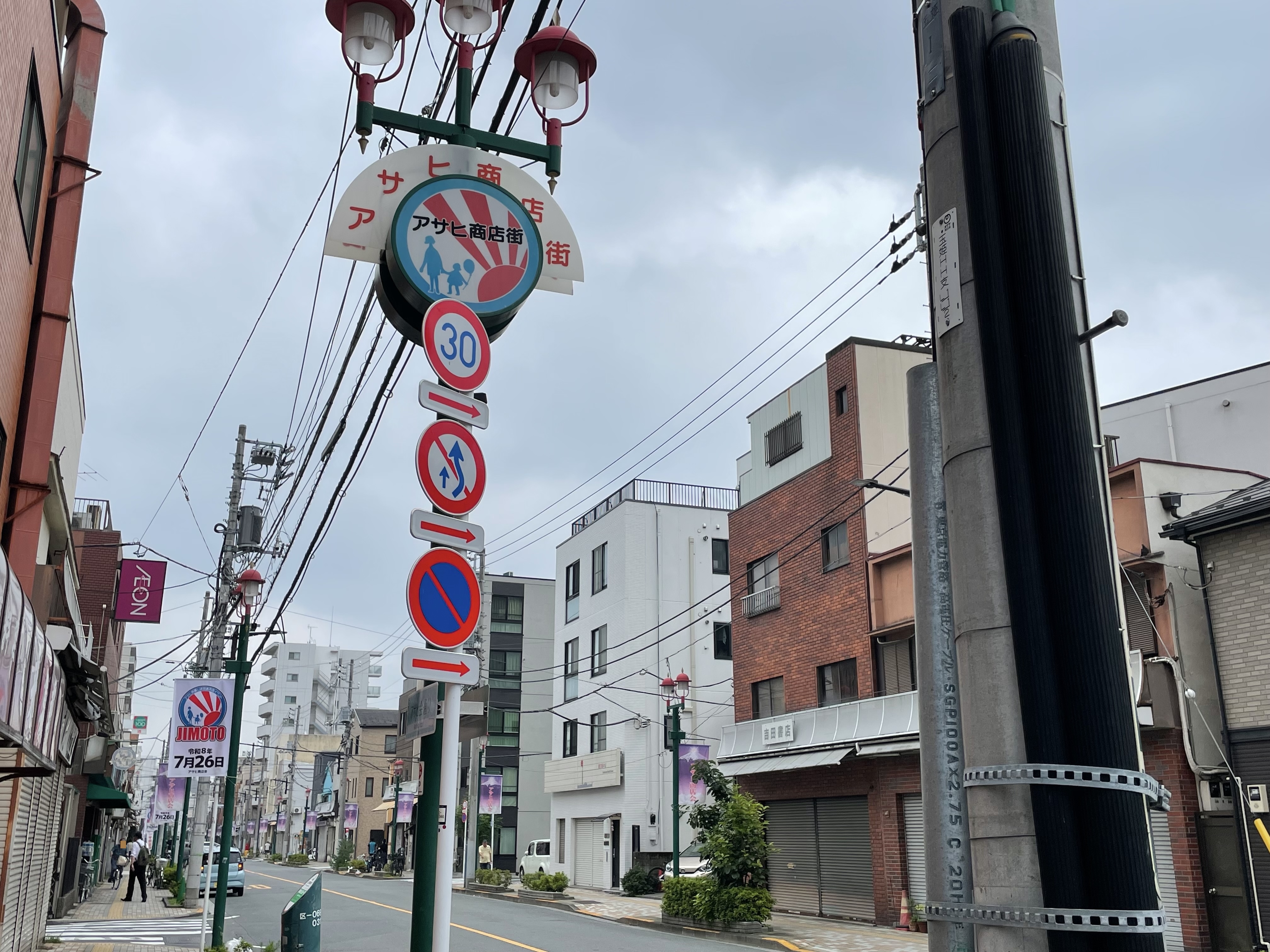 商店街の南千住側（玉姫稲荷神社がある側）の歩道の様子