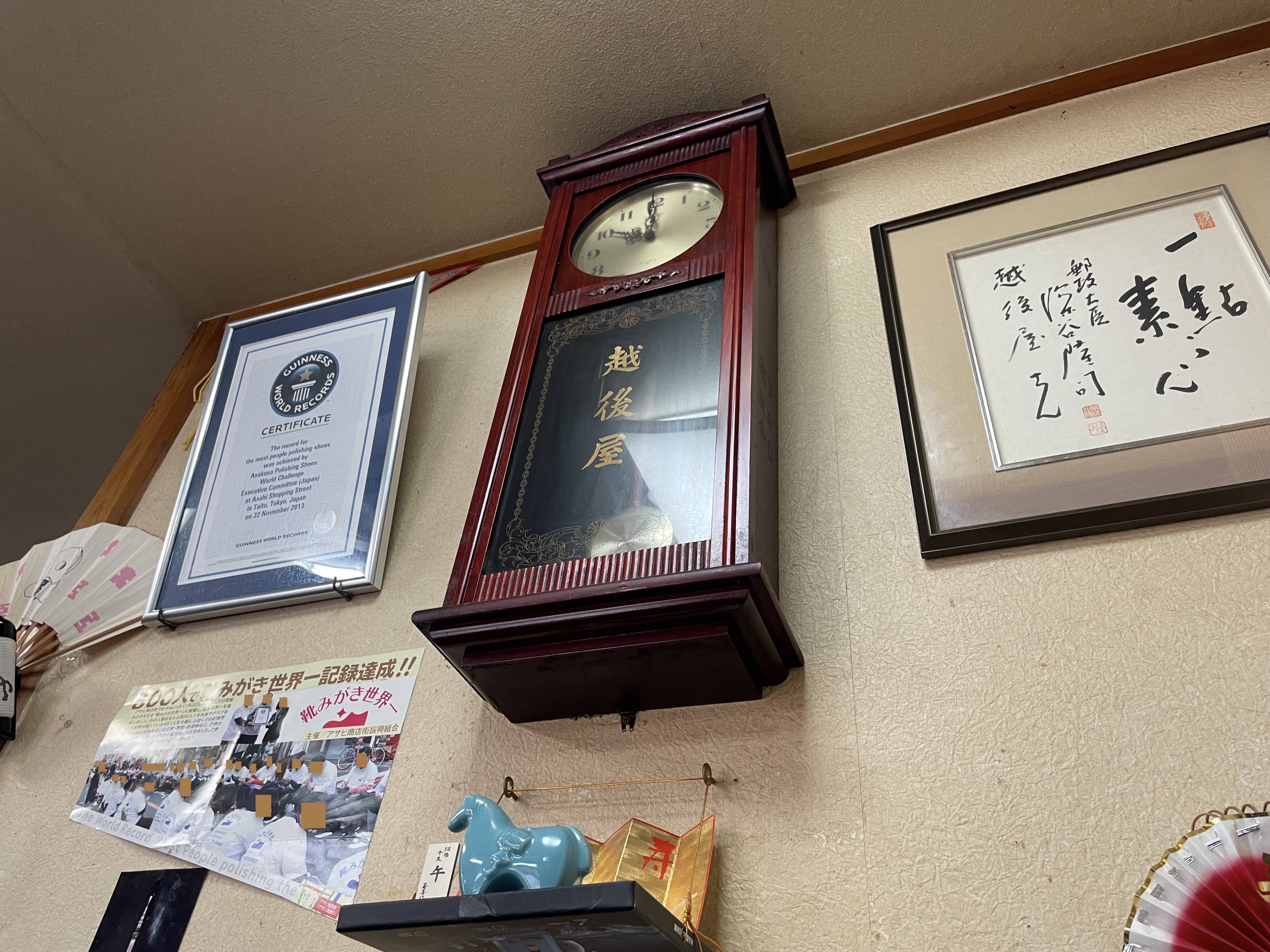 越後屋さんの店内で現役で時を刻む、木製の振り子時計