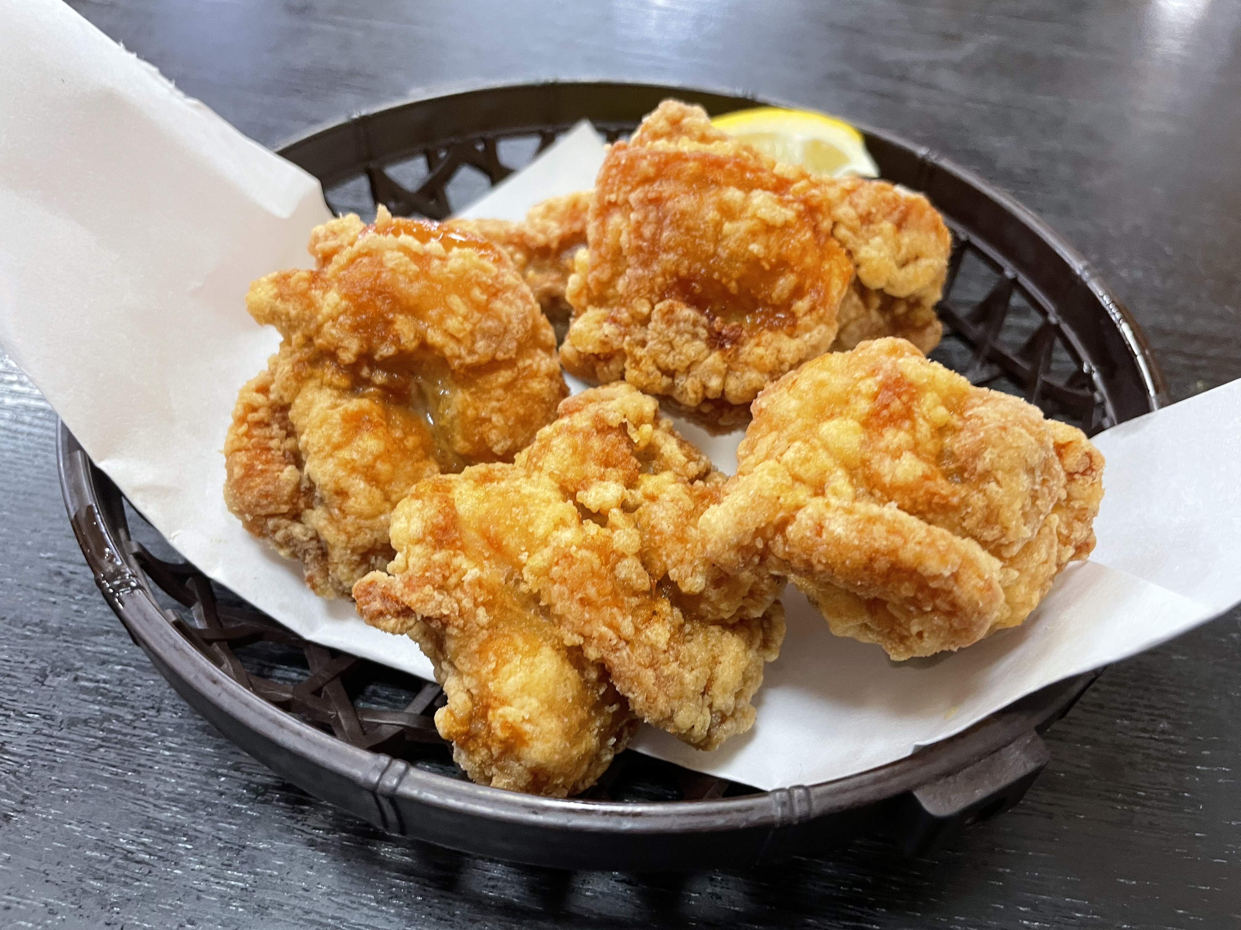 越後屋の鶏唐揚げ。こんがり揚がった唐揚げが皿に盛られている