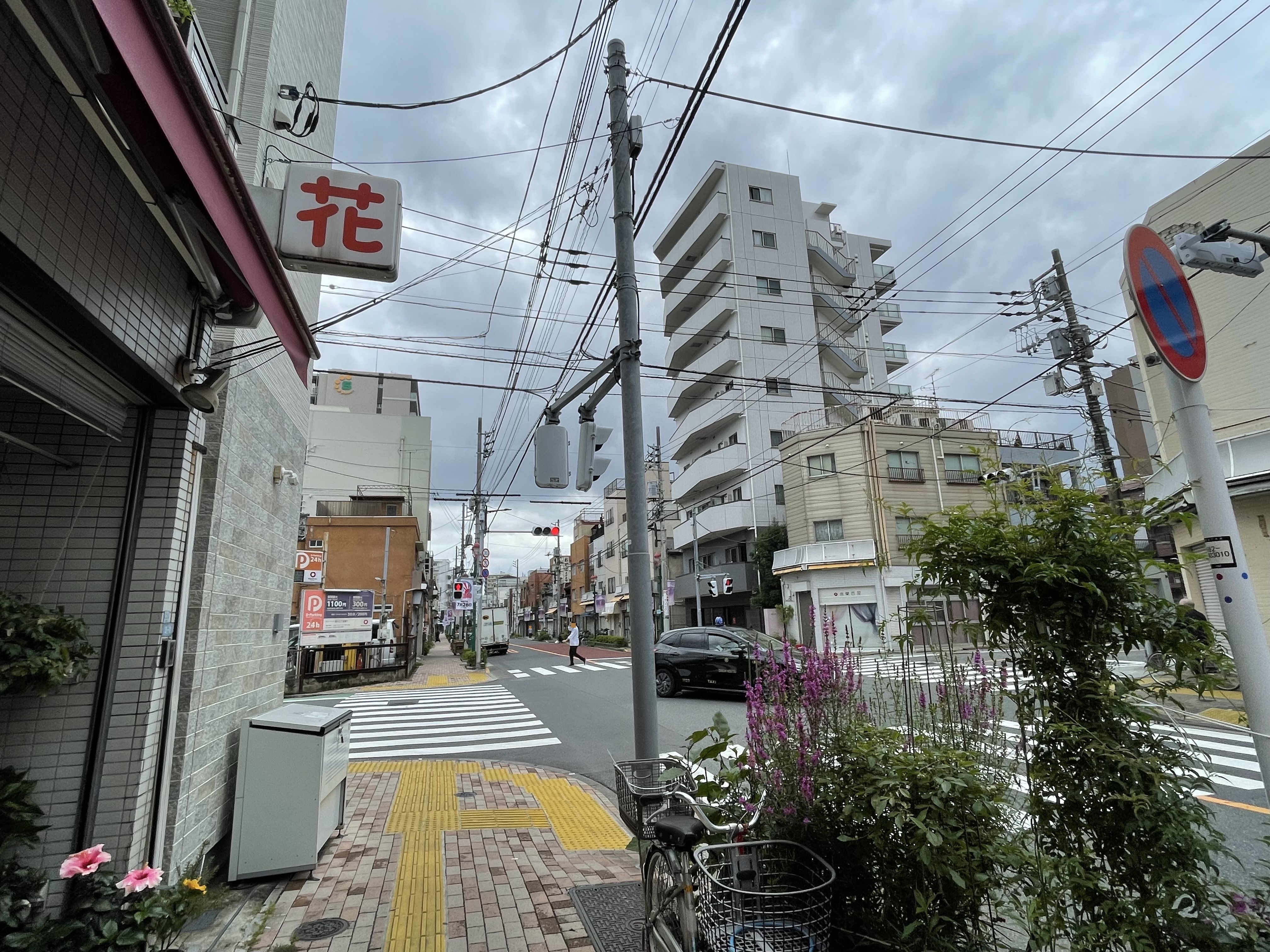 吉野通りを背にして、商店街をまっすぐ進む道の様子