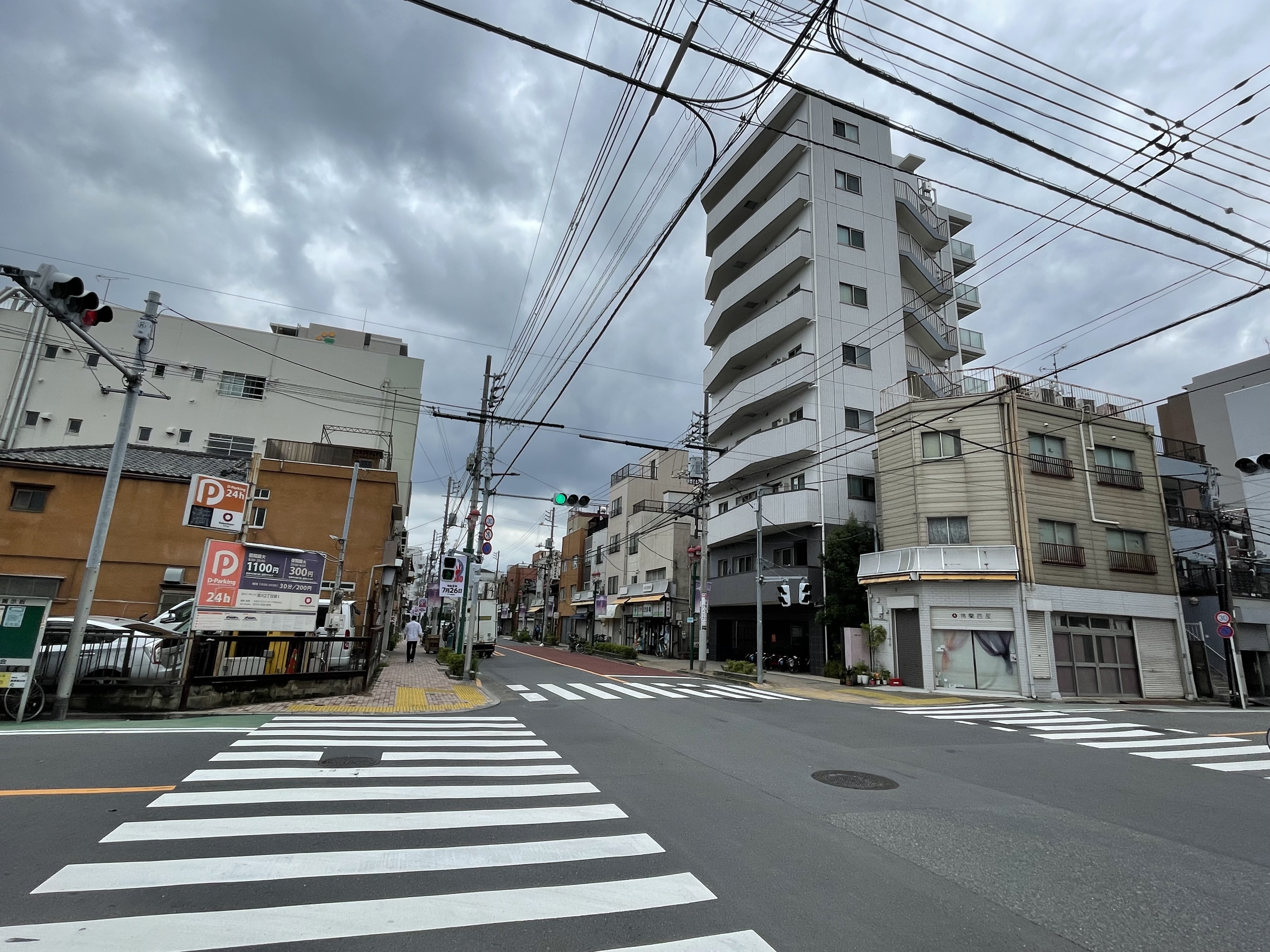 玉姫稲荷神社通りの前の横断歩道。左に曲がると玉姫稲荷神社がある