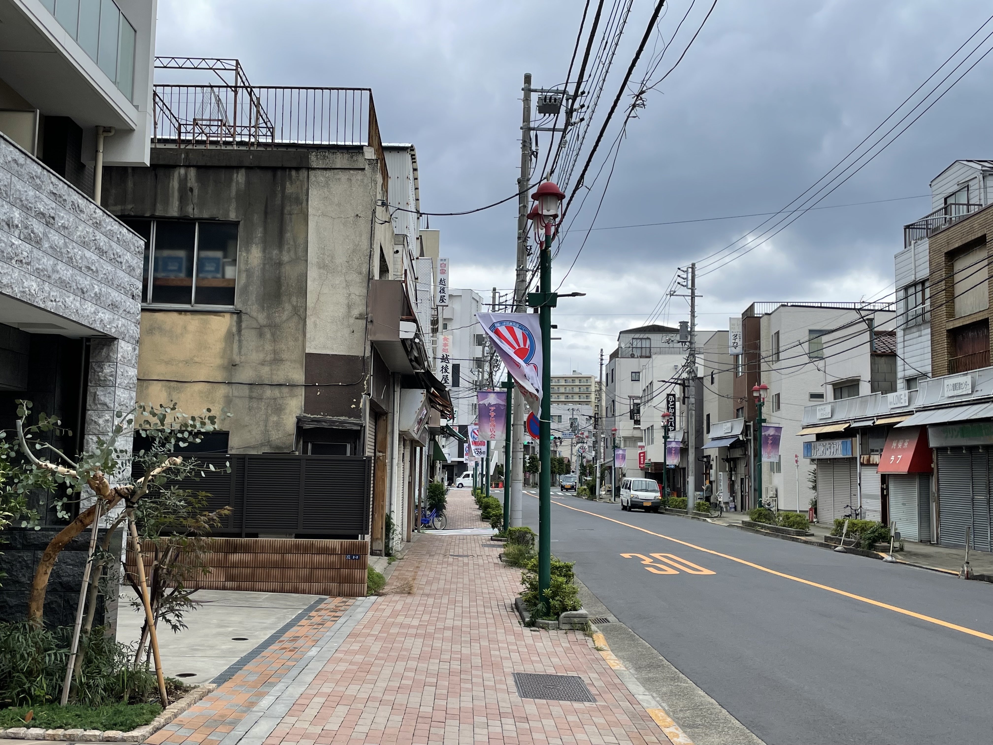 横断歩道を渡ったひとつ目の角地に建つ、越後屋さんの白いビル