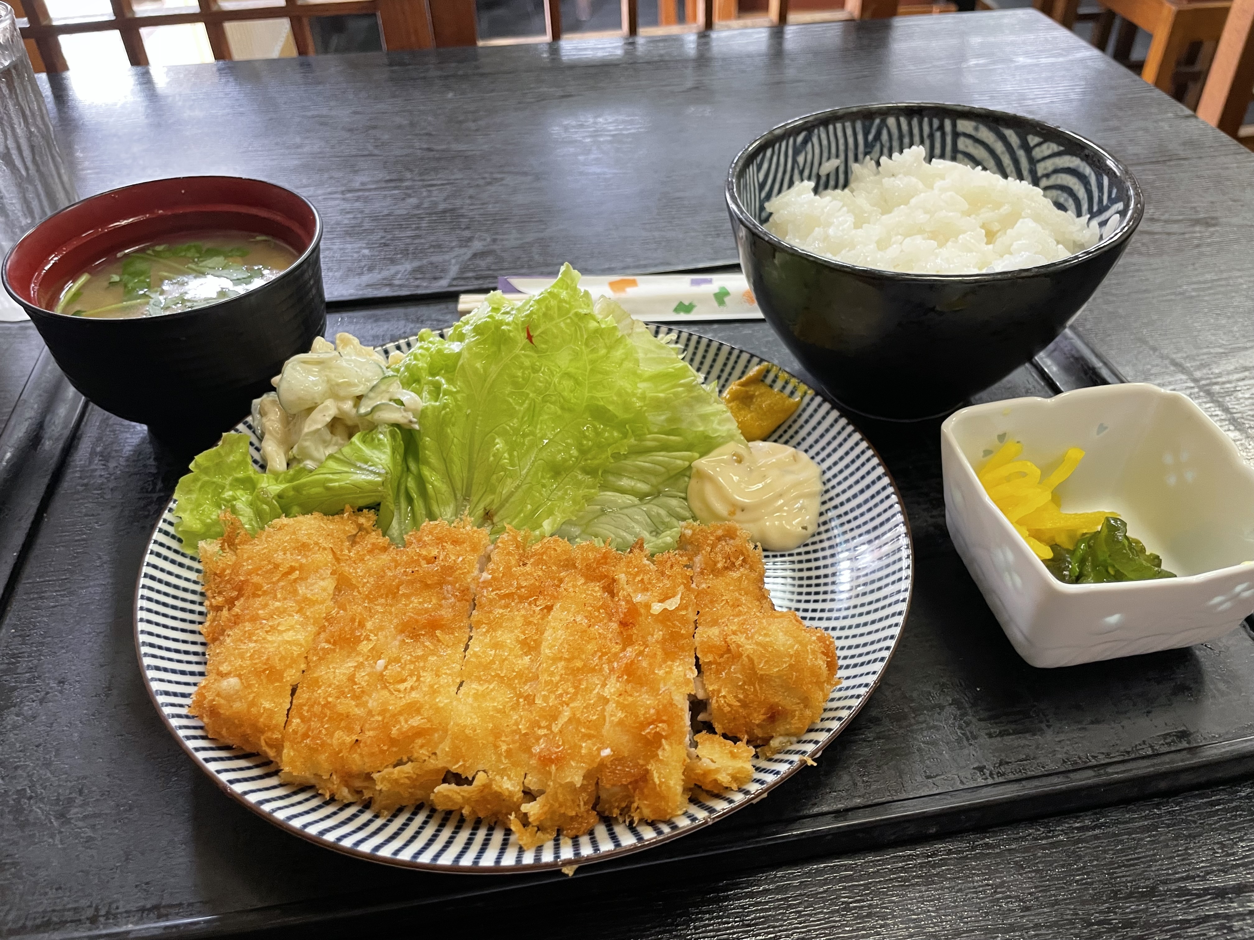 越後屋のトンカツ定食。揚げたてのトンカツとごはんの膳