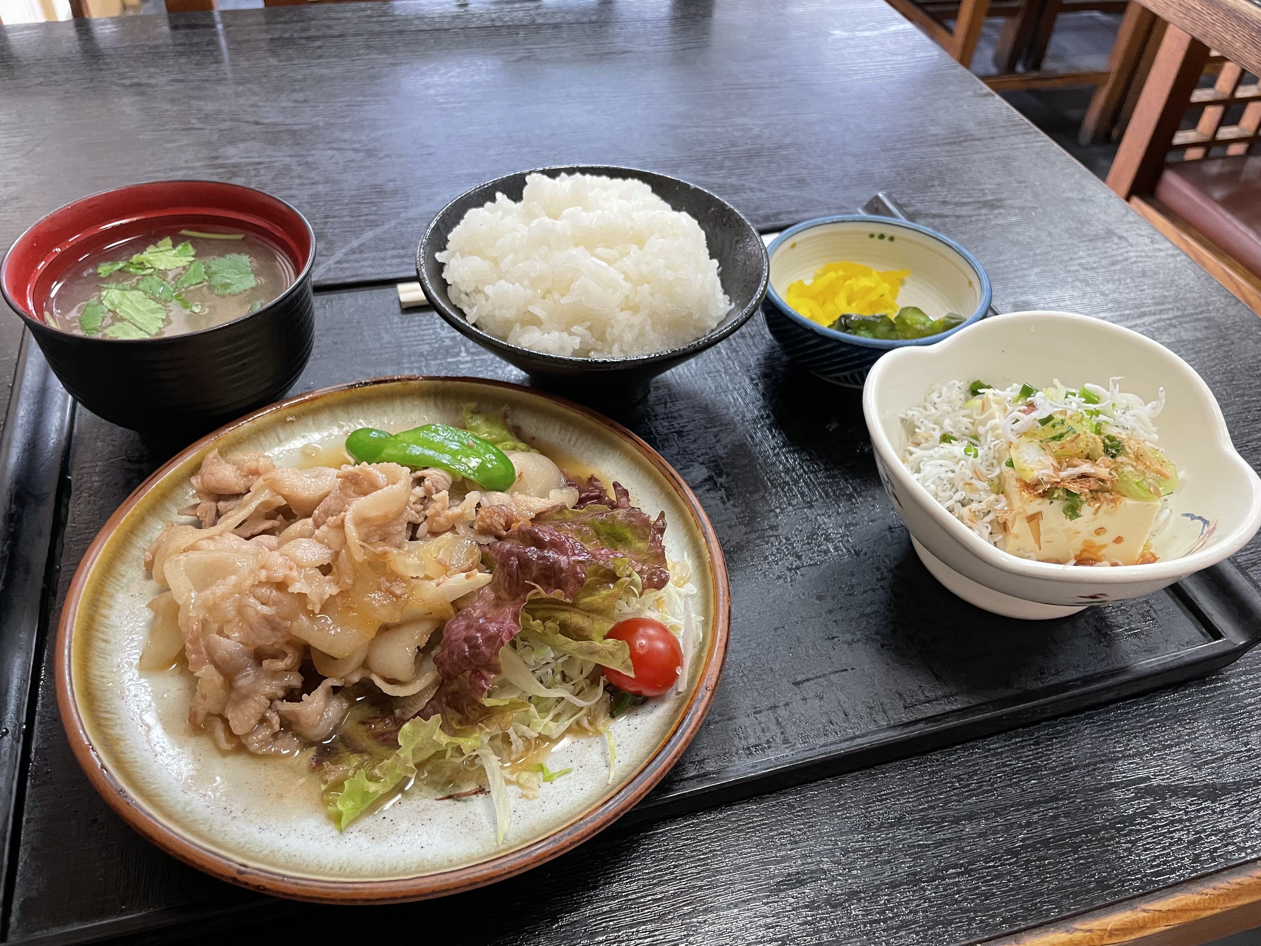 越後屋の豚しょうが焼き定食。豚のしょうが焼きとしらすやっこ、ごはん、味噌汁の膳
