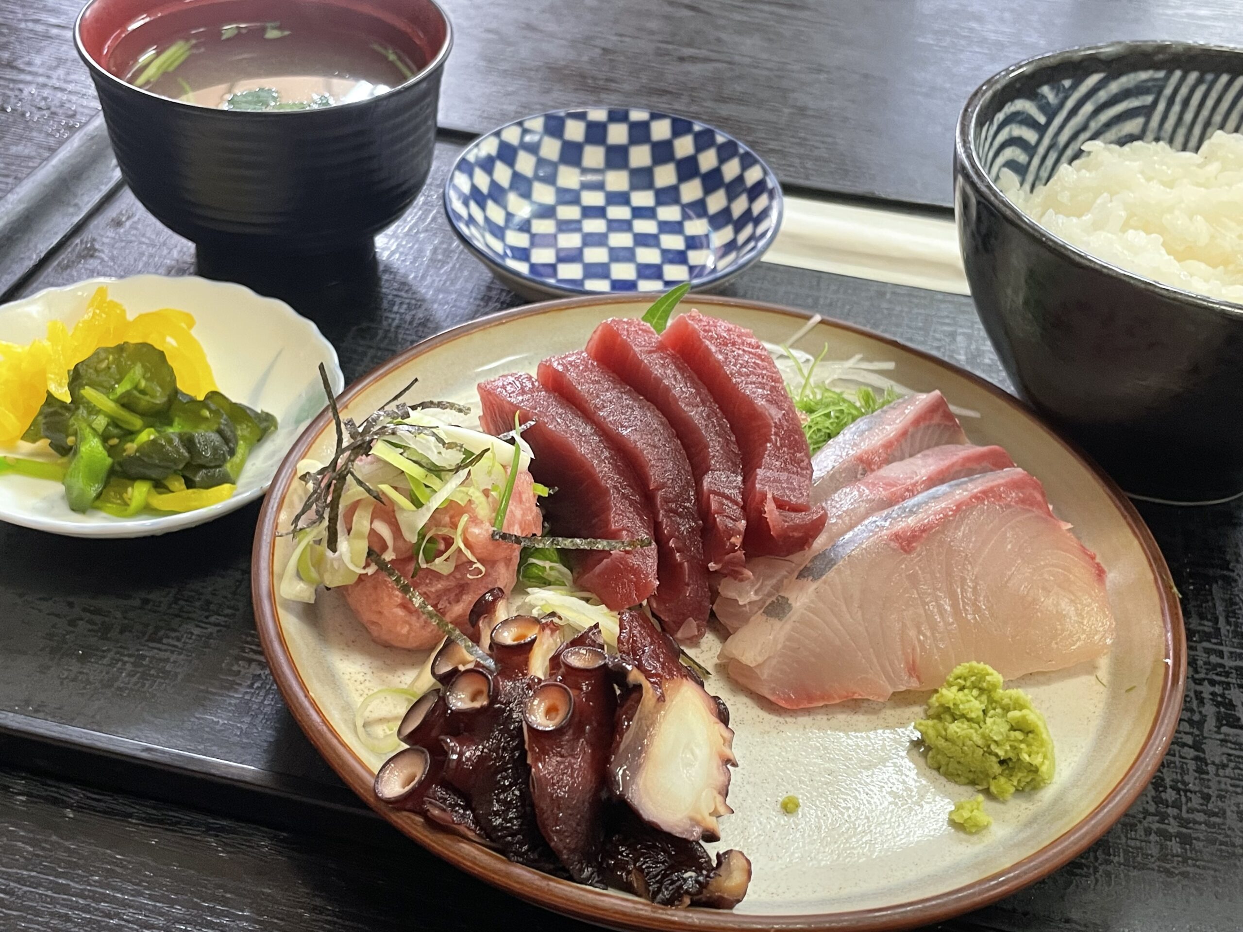 越後屋のお刺身定食（並）。マグロなどの刺身の盛り合わせ