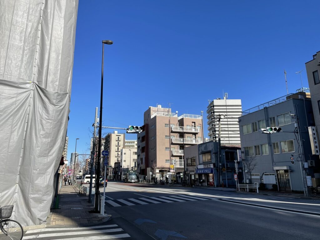 泪橋へとつながる吉野通り。 かつて泪橋は小塚原の刑場へ向かう道で、見送る者と旅立つ者が、涙を流して別れたと伝わっている。