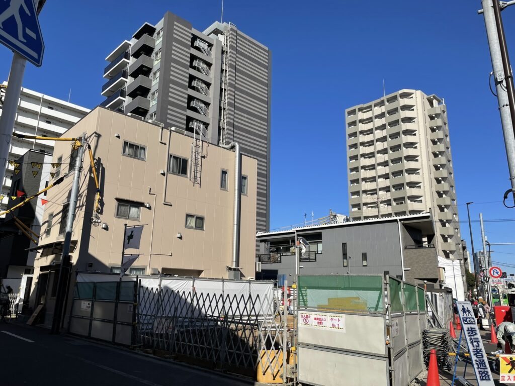 変わりゆく泪橋のまわり。 新しい建物が増え、町の姿は少しずつ移り変わっている。