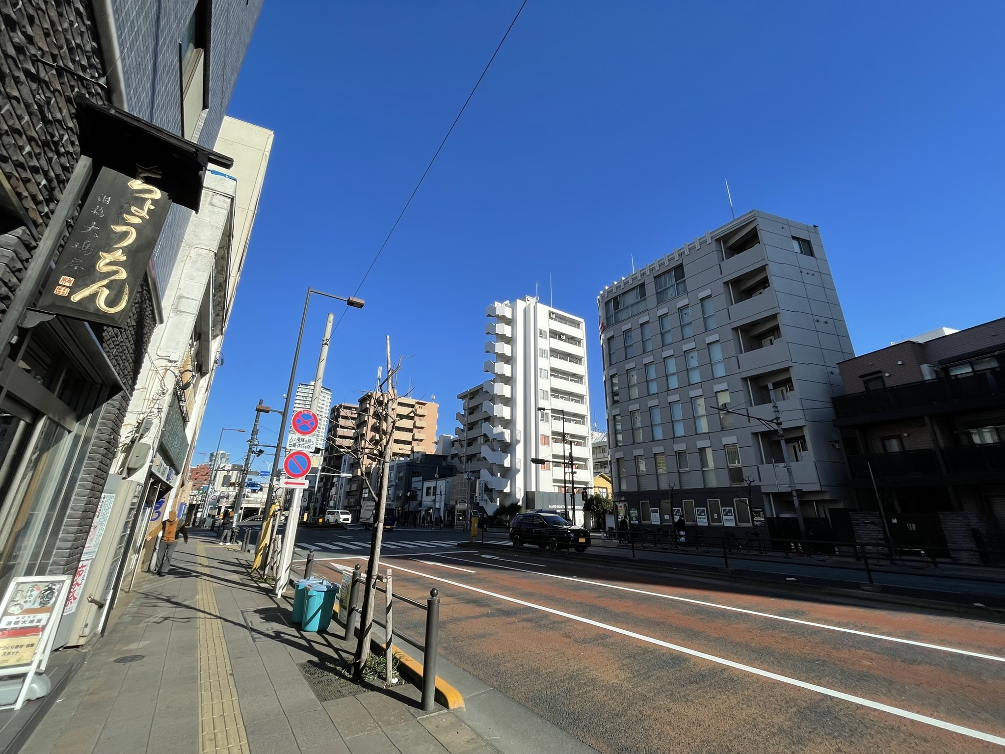 古い看板と、新しいビルが並ぶ通り。 今も昔の面影を残しながら、泪橋の町は続いている。