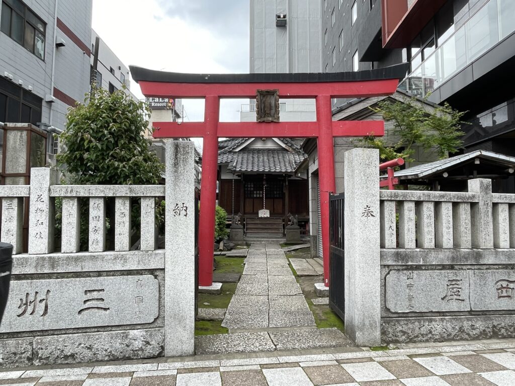 鳥居をくぐると、短い石畳の参道がまっすぐ社殿へと続く。