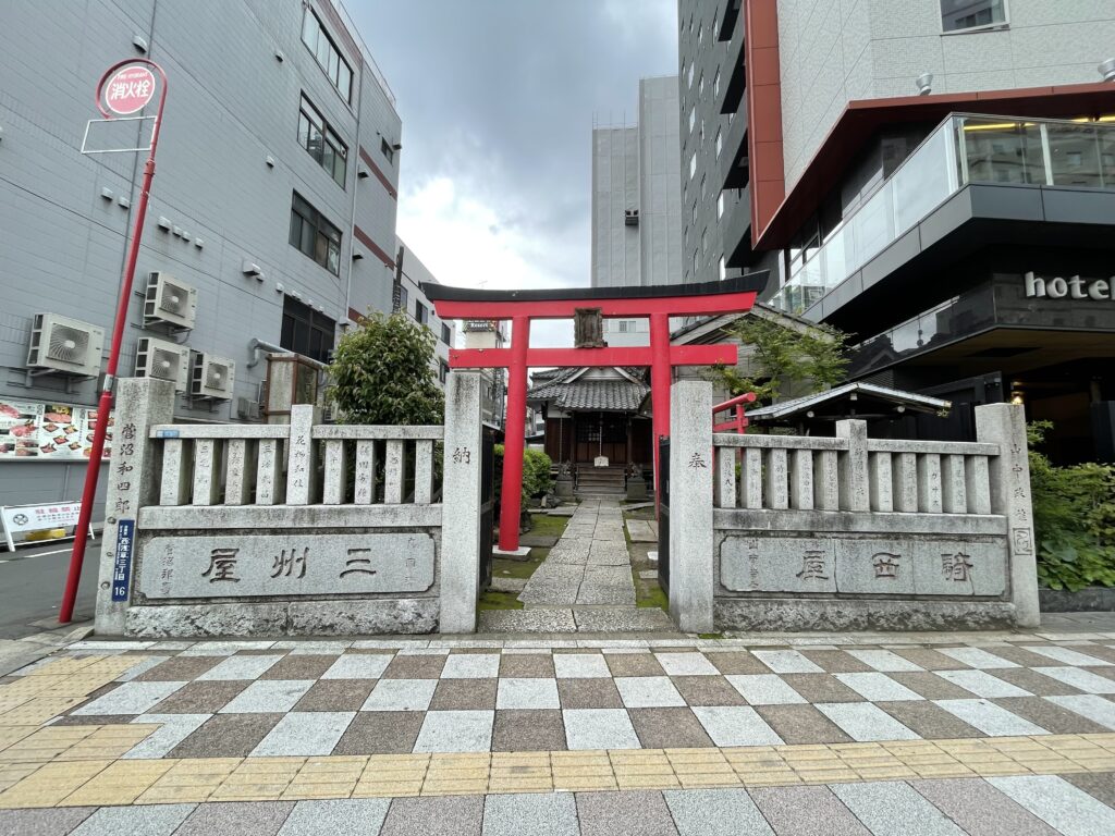 ビルの谷間に、静かな境内。都会の真ん中とは思えない佇まい。