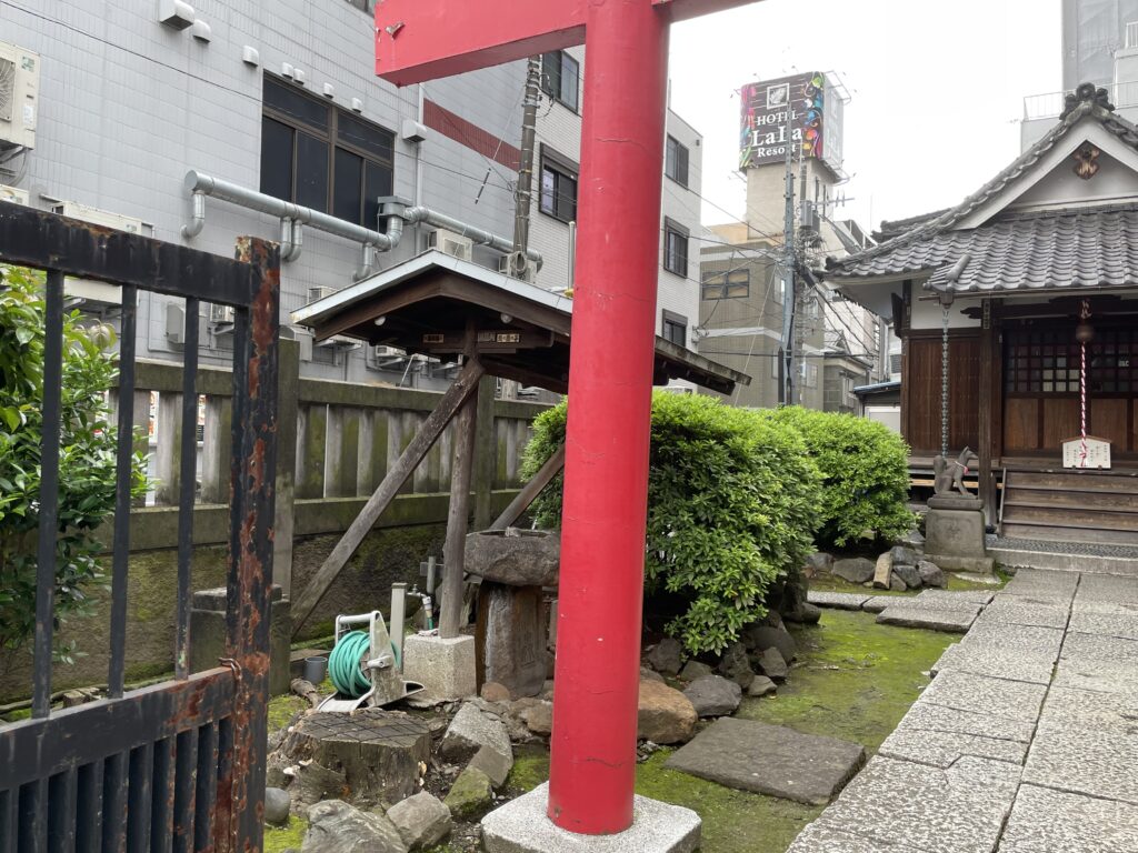 境内の片隅には、手水鉢（ちょうずばち）と小さな祠（ほこら）。
