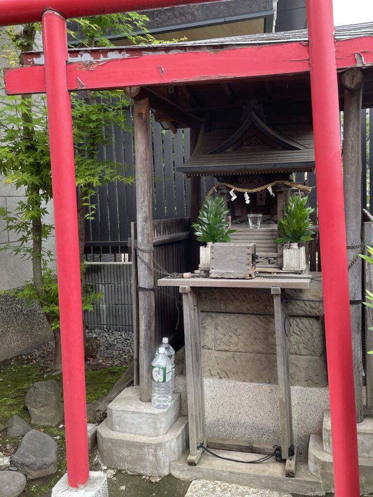 本社のかたわらに寄り添う、小さな奥宮（おくみや）。