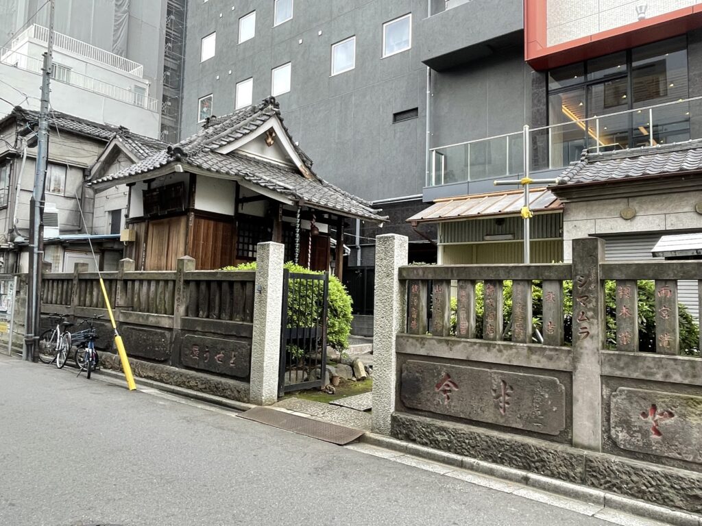 瓦屋根の下、木の温もりを残す社殿。手入れの行き届いた姿。
