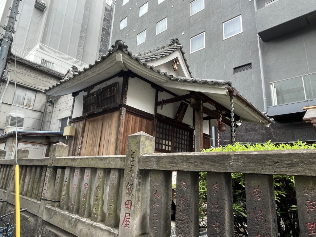 幾度もの災いを越え、氏子の手で守られてきたお社。