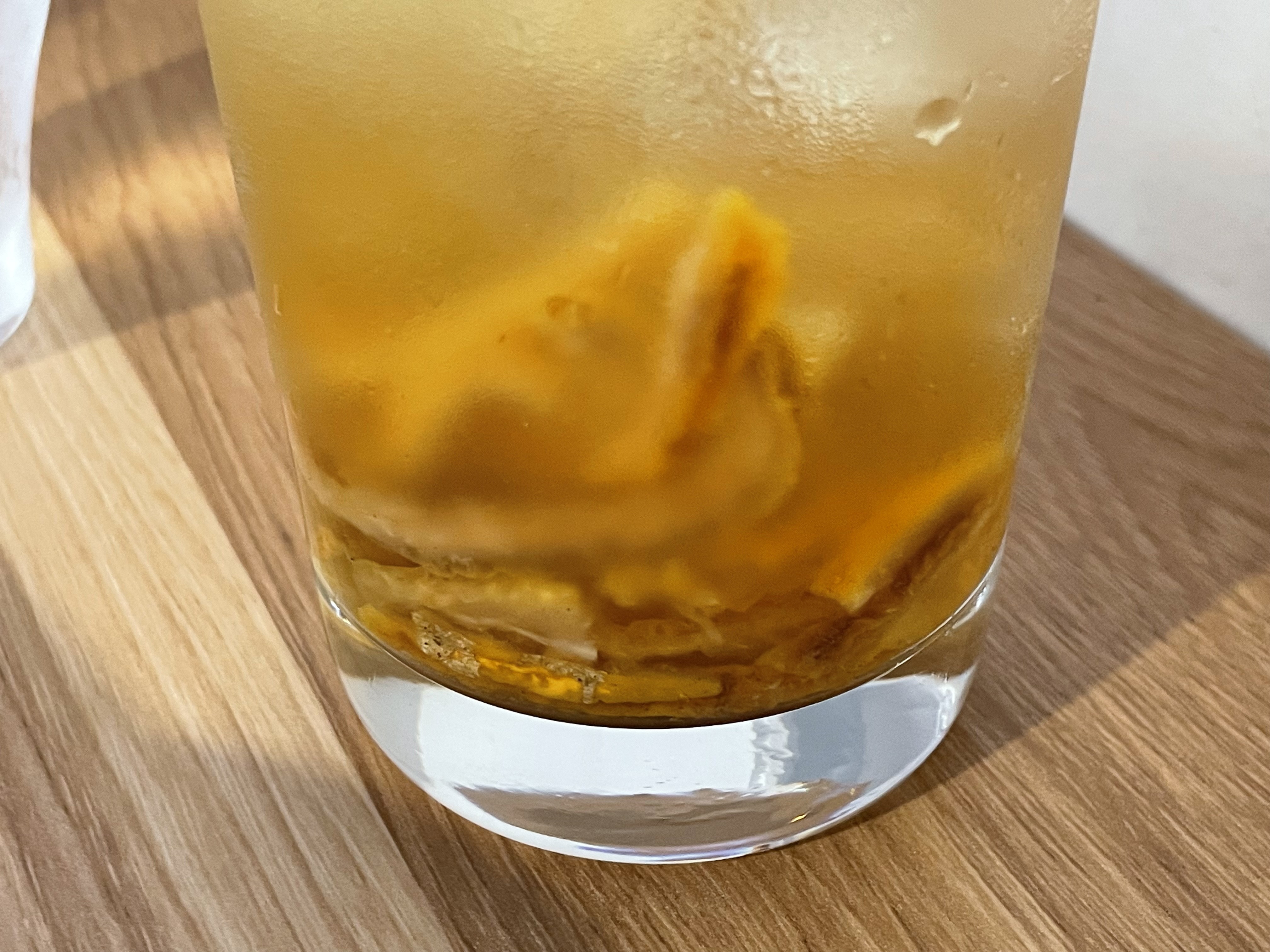 【ゆず入りほうじ茶炭酸水の中に広がる「ゆず」】