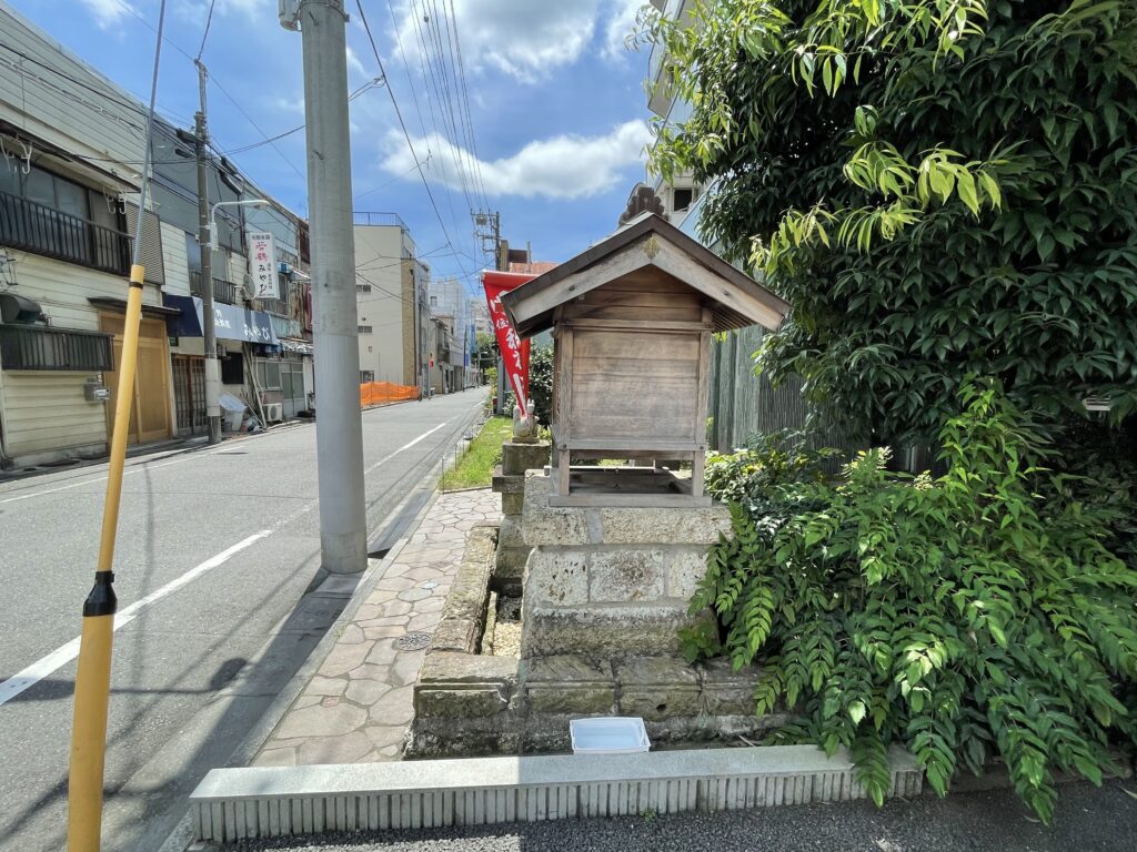 古い石の土台が、この地で重ねてきた年月を物語る。