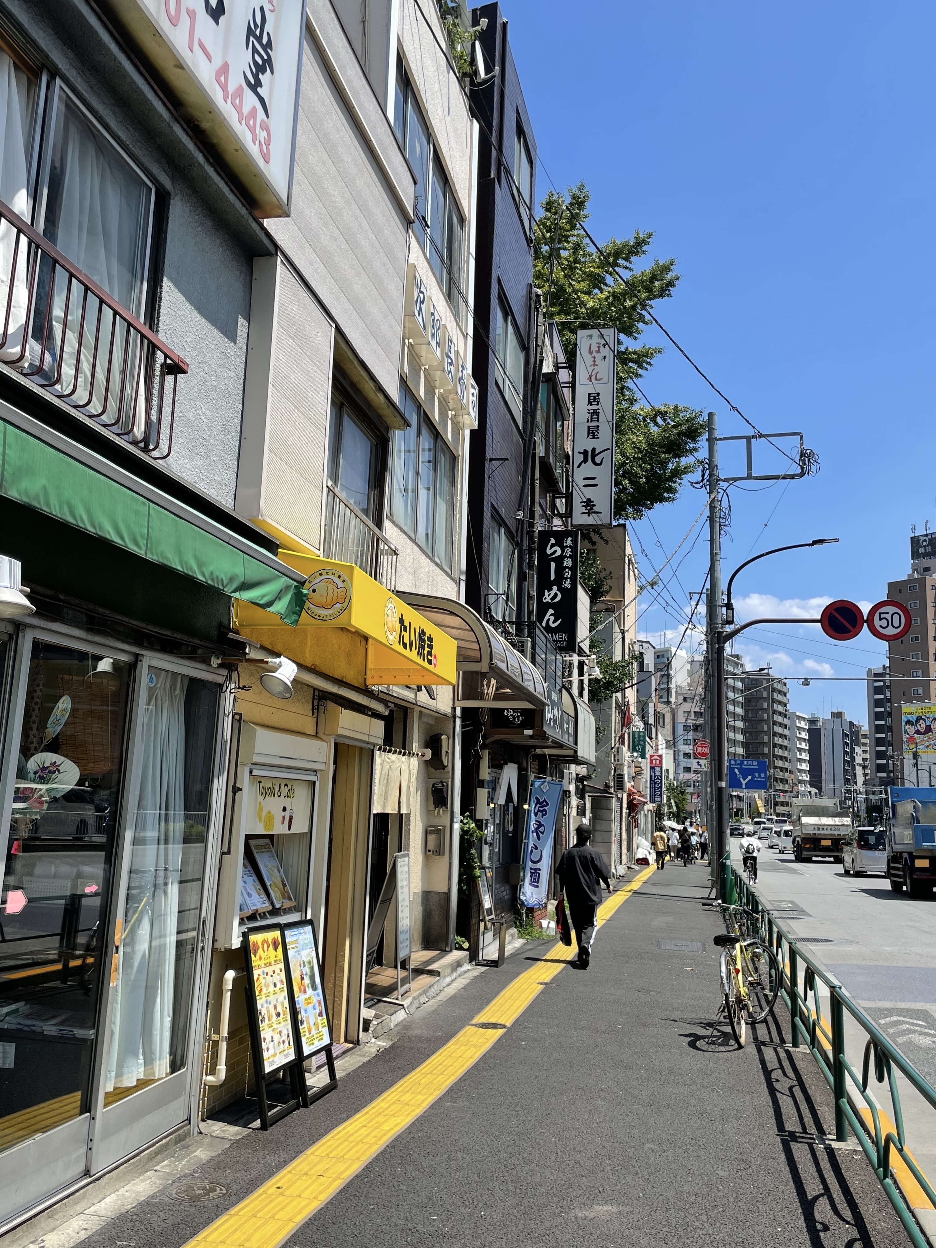 黄色いオーニングが見える