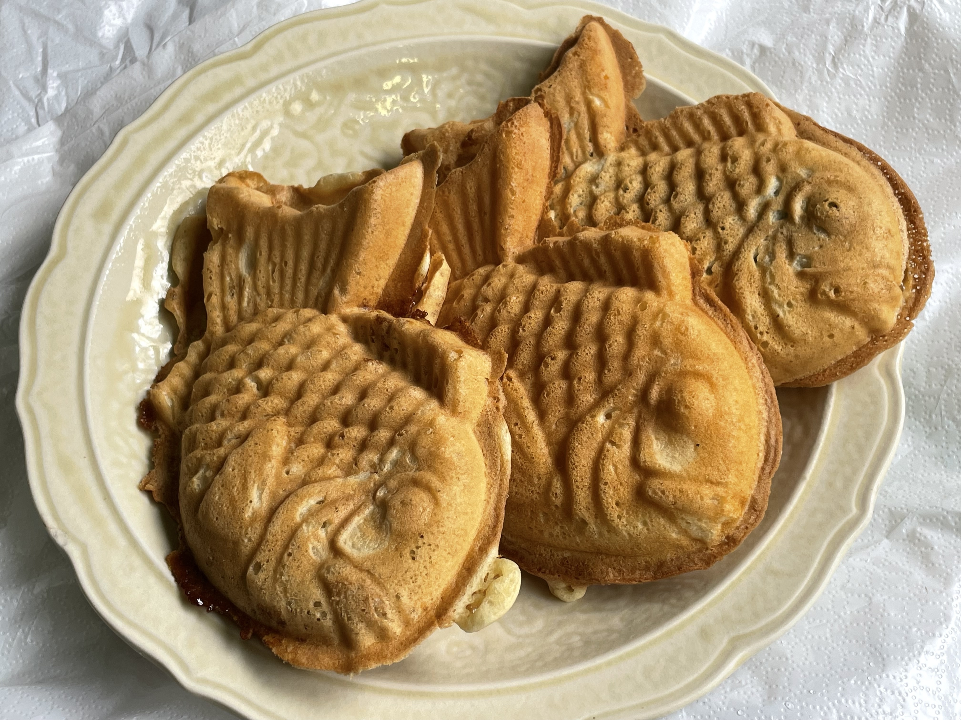 左から「ほっとく」「カスタードクリーム」「あんこ」のたい焼き