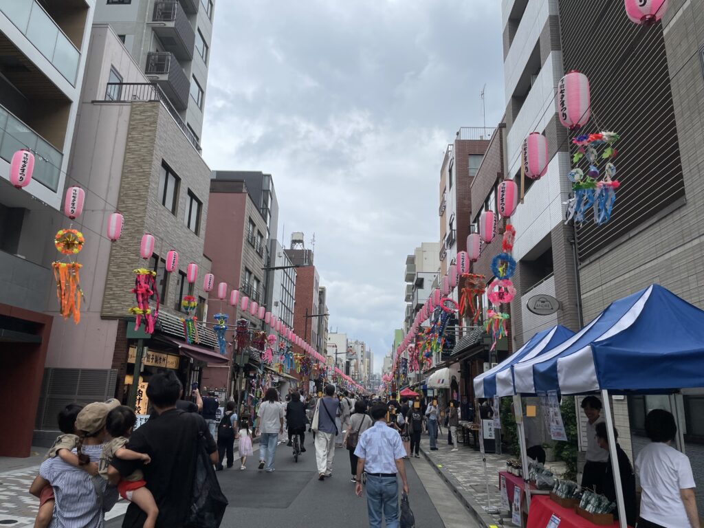 ピンクの提灯が連なり、いつもの通りが華やぐ。