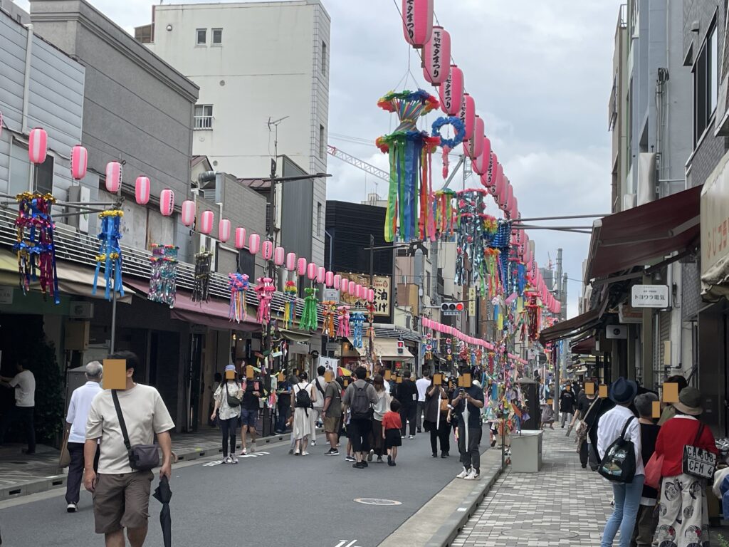 はるか先まで続く飾り。歩くほどに、心が浮き立つ。