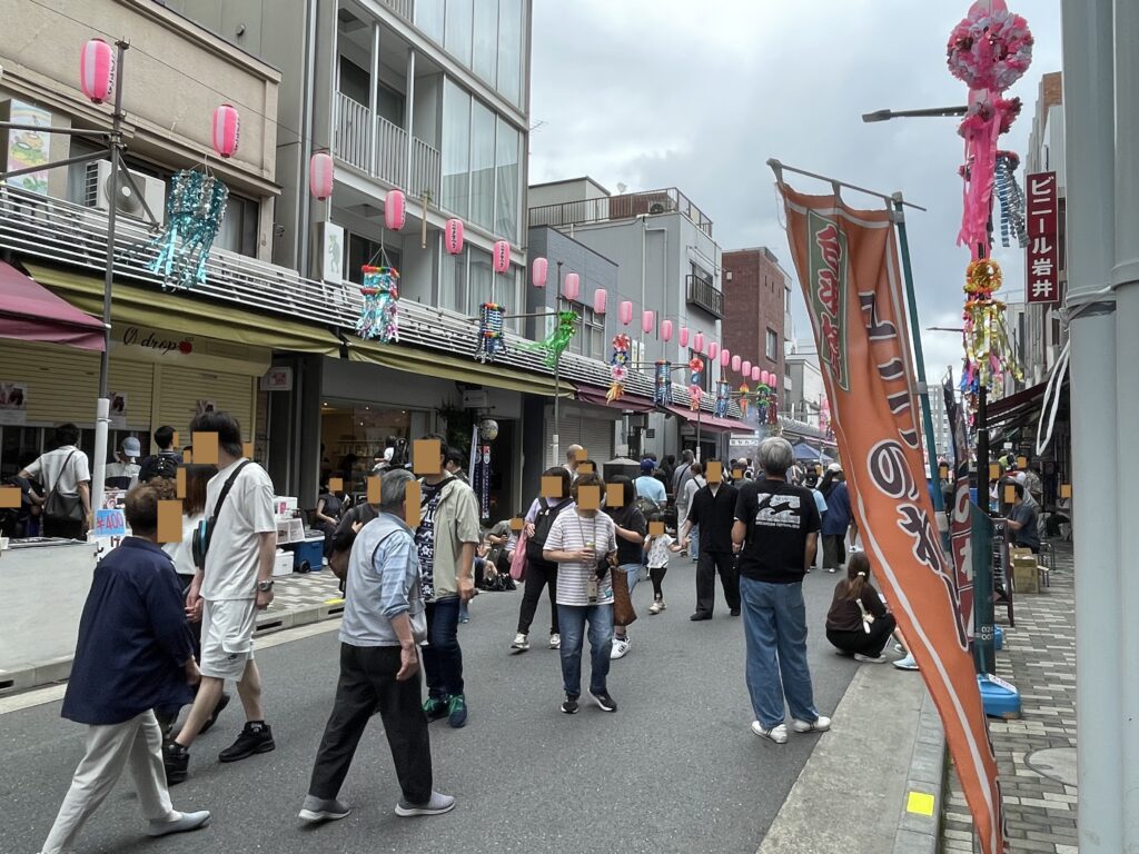 歩行者天国となった通りは、人、人、人。