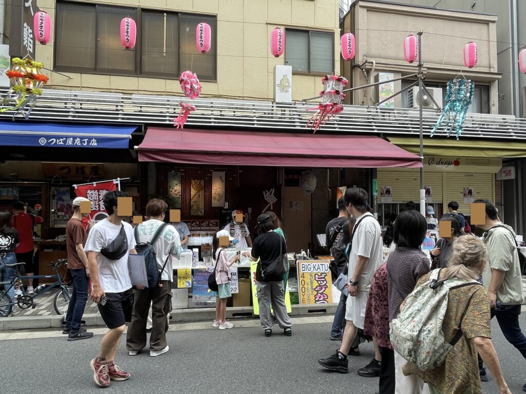 食べ歩きをしながら、通りをそぞろ歩く楽しさ。