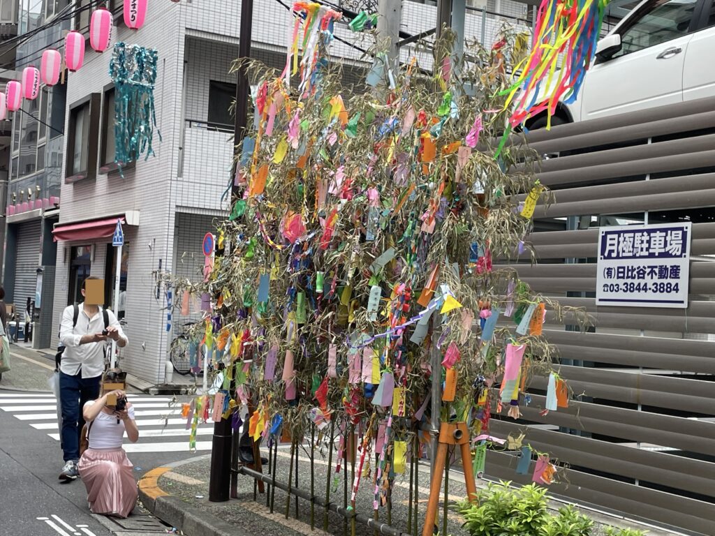 商店街のあちこちに、こうした笹飾りが立てられている。