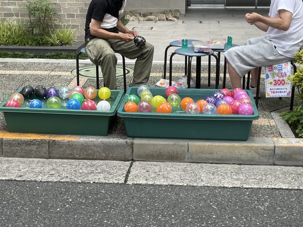 子供たちが目を輝かせる、露店の水風船。