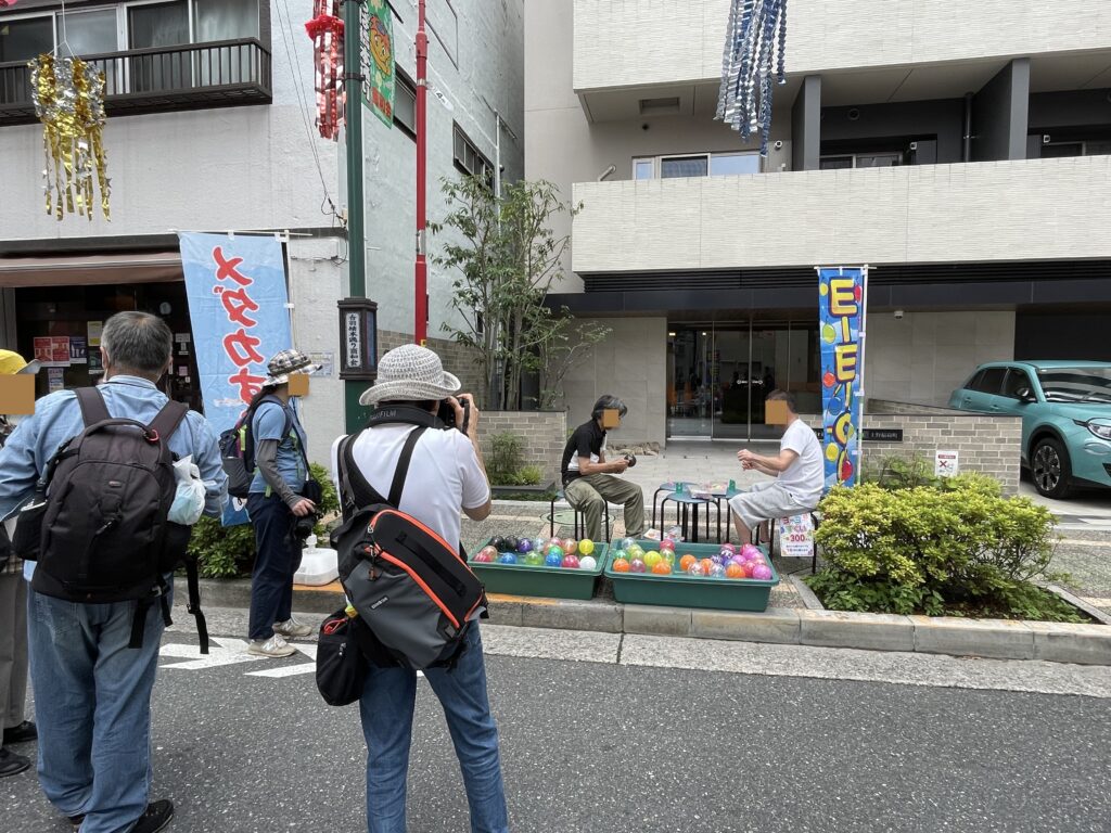 露天の前に集まる観光客たち。
