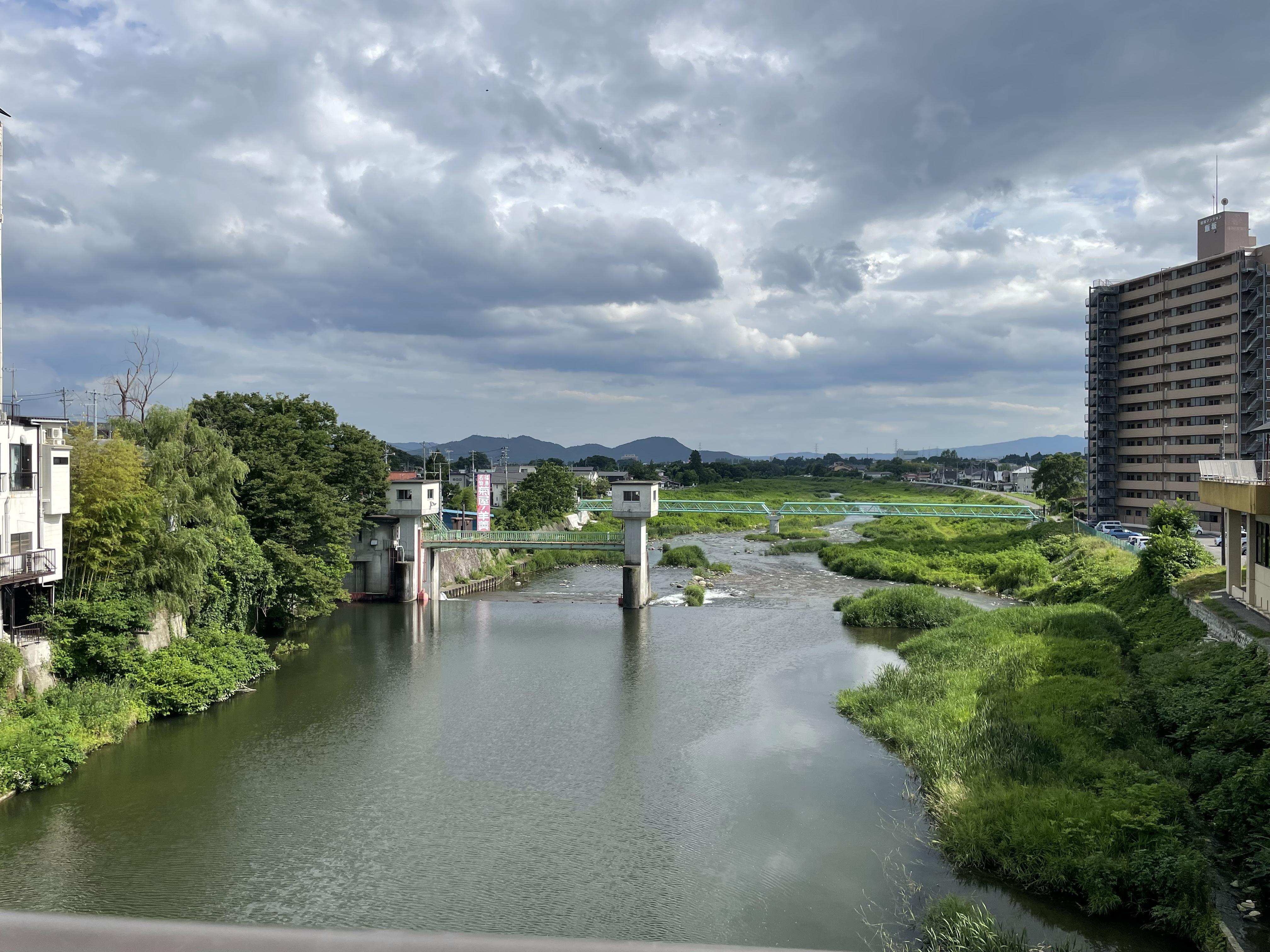 駅のそばを流れる摺上川