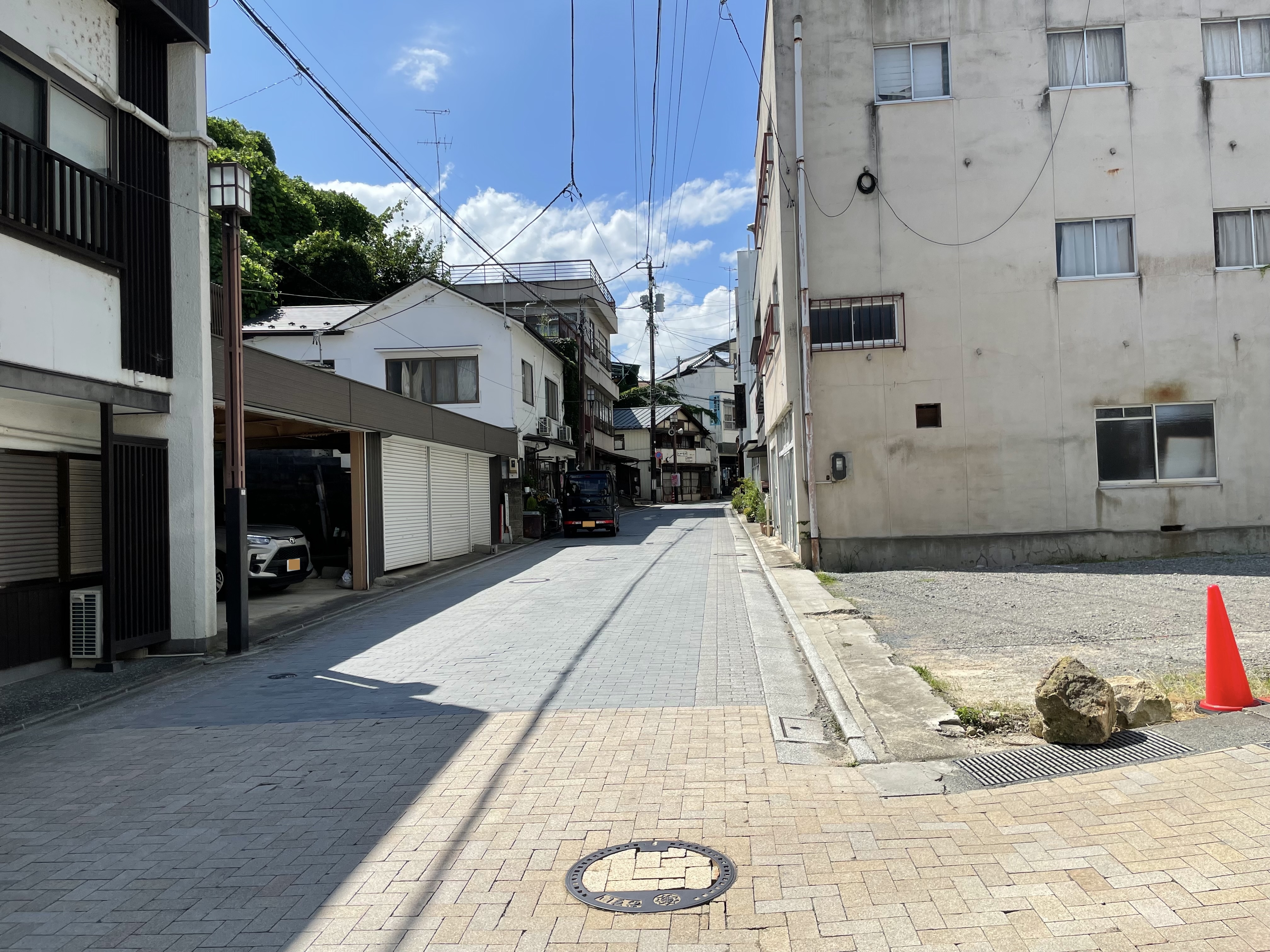 ひろすけ旅館さんの専用駐車場がある曲がり角