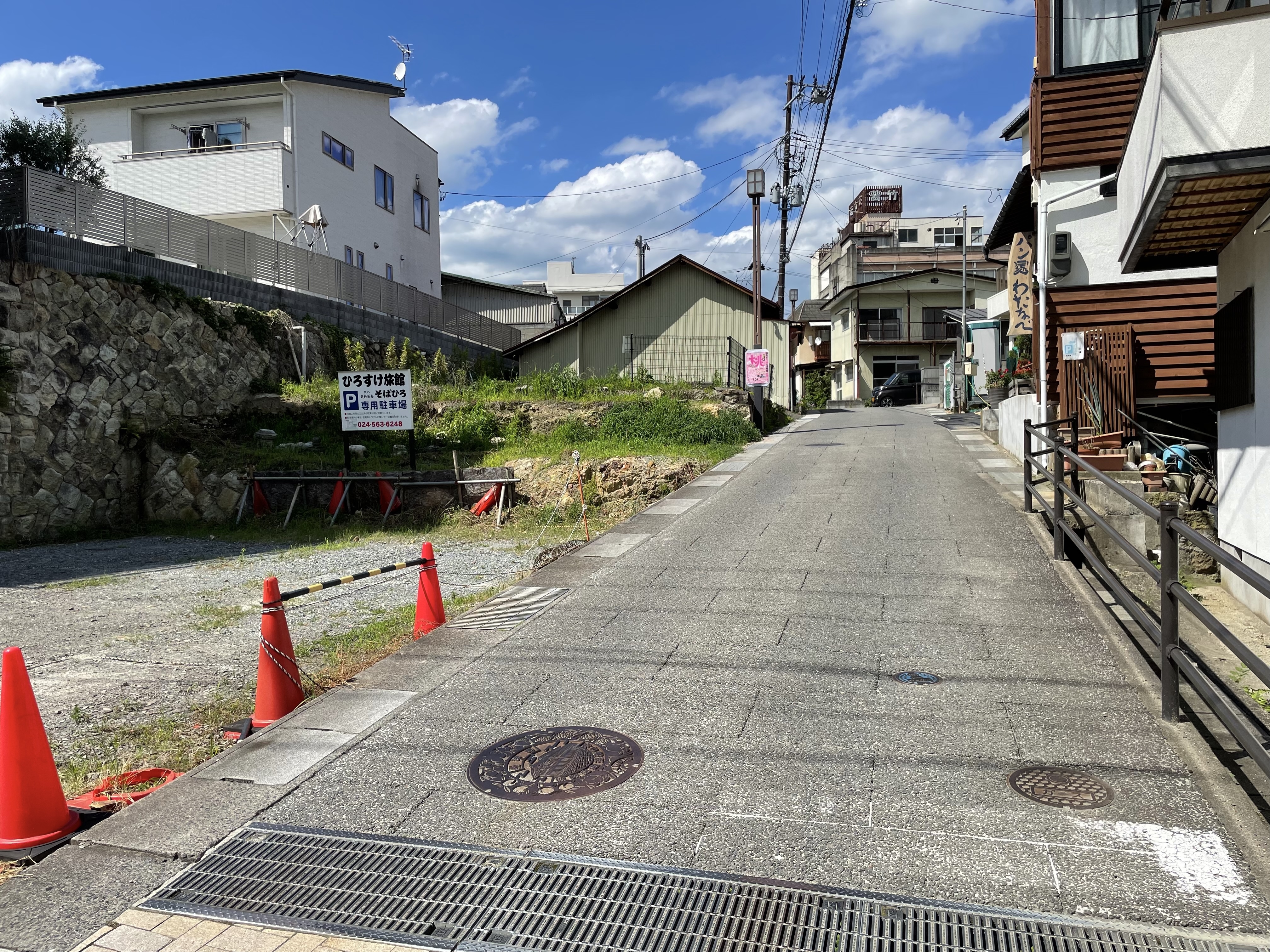 曲がり角の先へ続く道