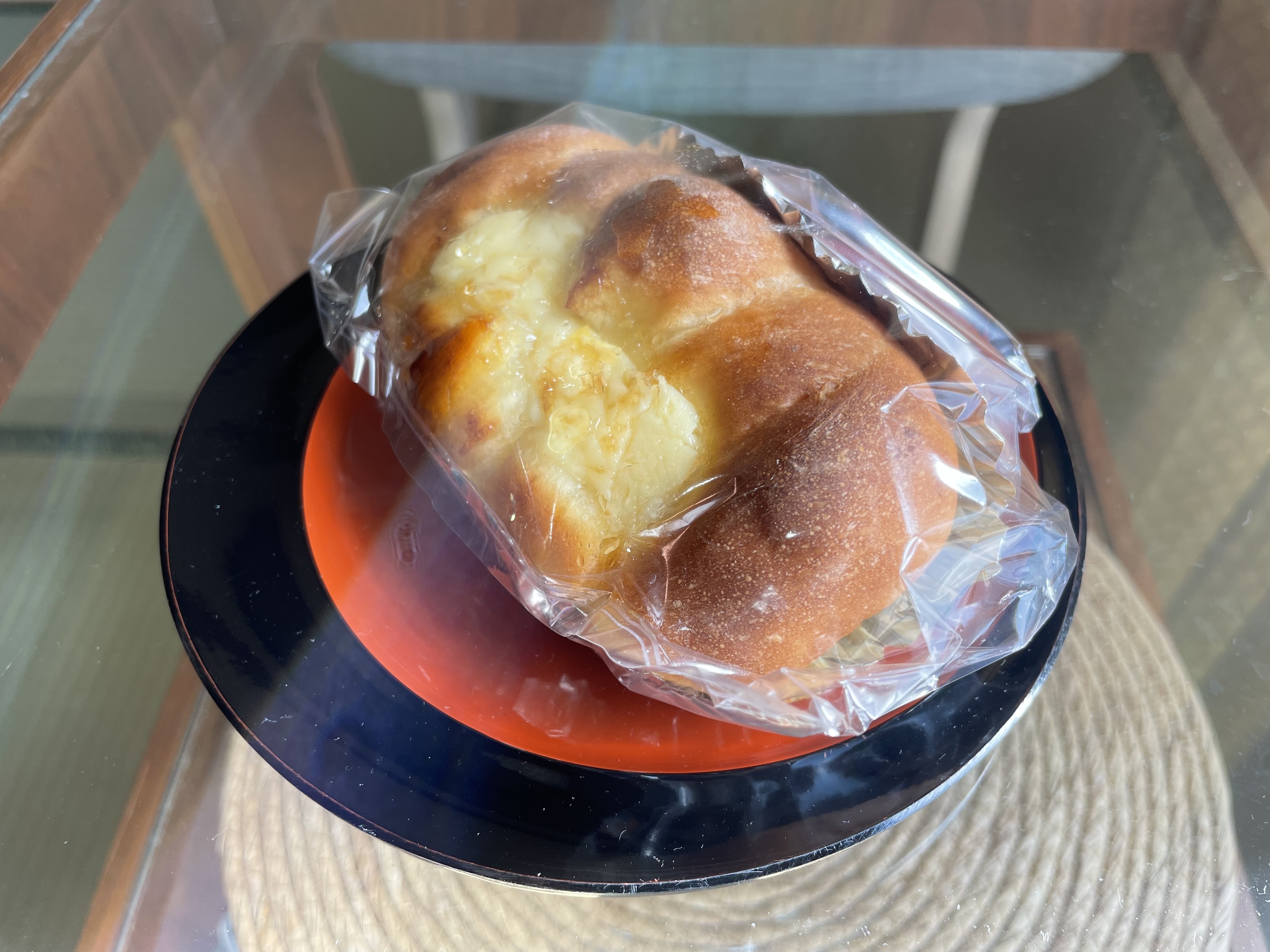 皿にのせたわちくわパンのパン