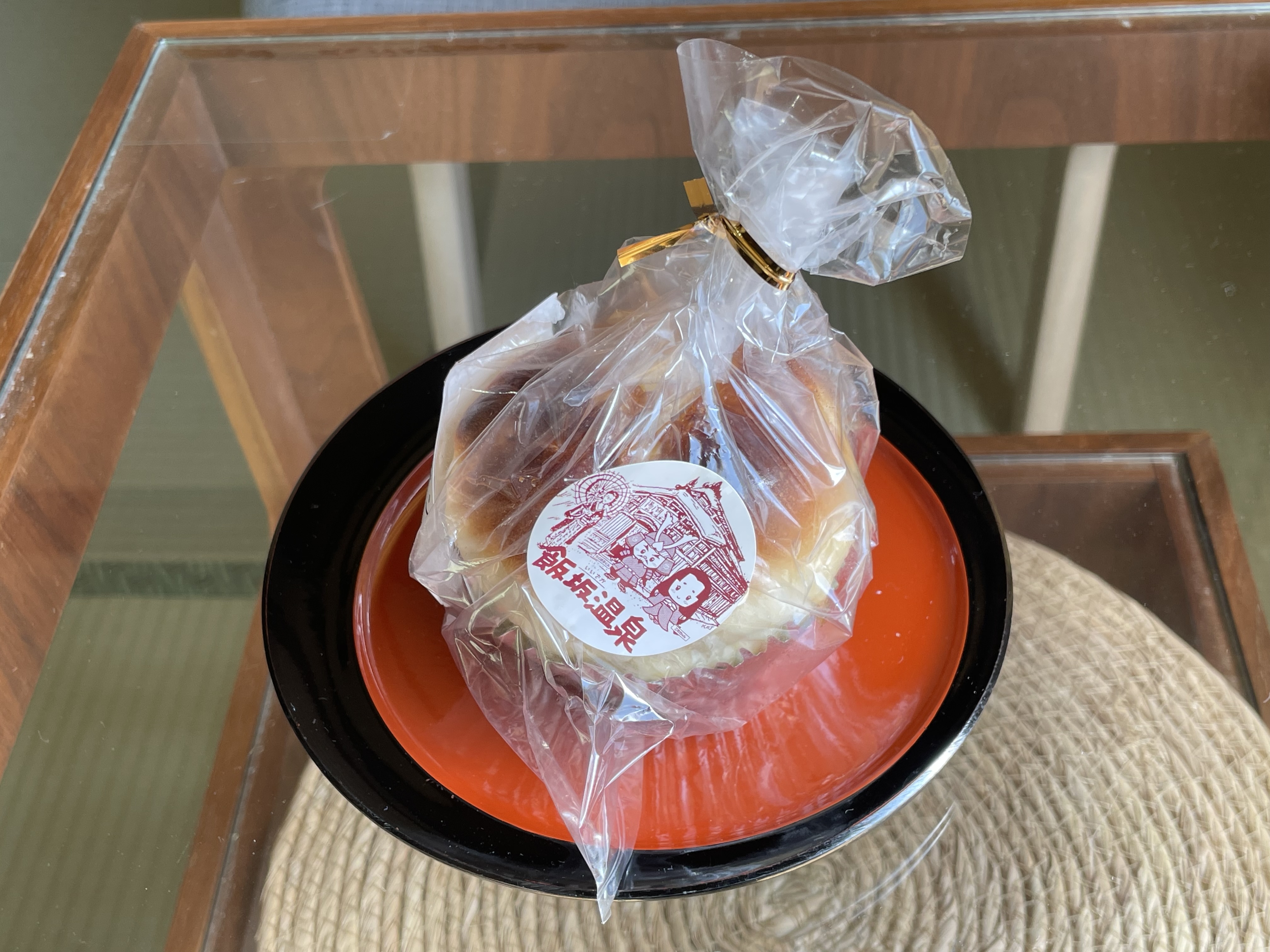 ラッピング袋に包まれたラジウム玉子パン