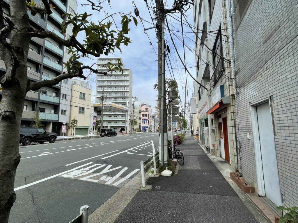 吉原大門ちかくの土手通り。
