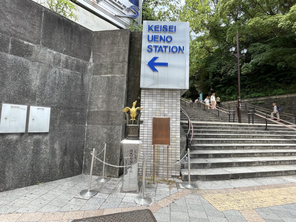 階段のわきに立つ記念碑と説明板