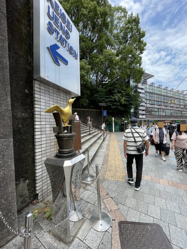 京成上野駅の案内看板の下にある記念碑