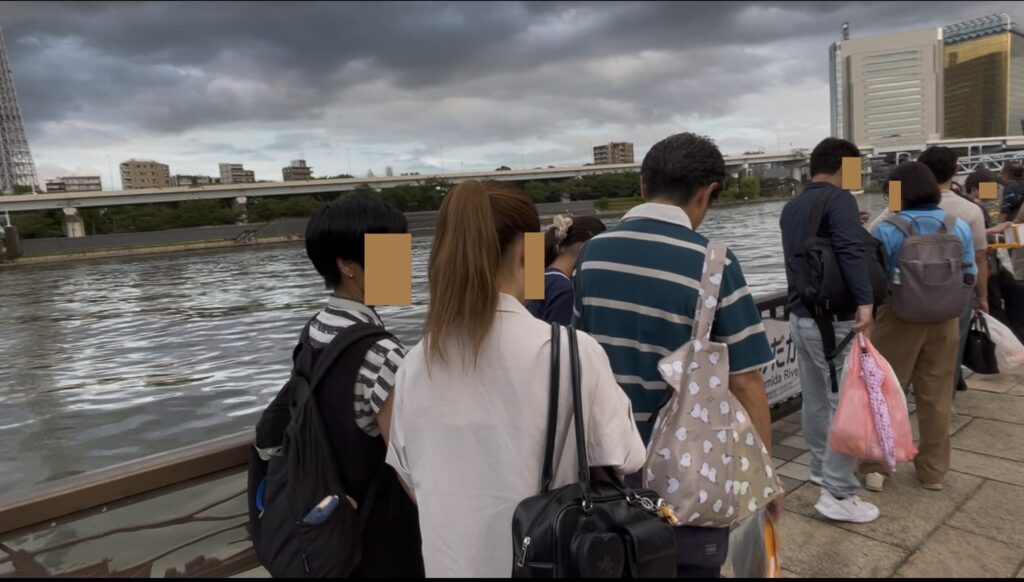 言問橋付近の「とうろう」流しを待つ行列