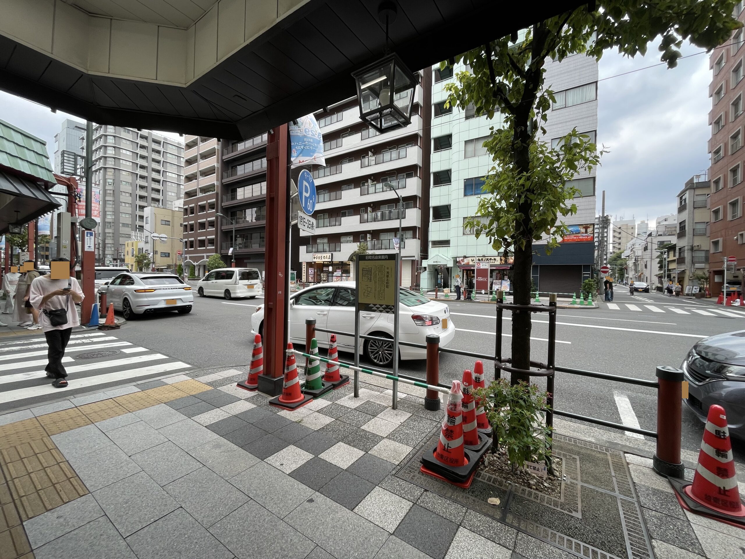 雷門通りには多くの人や車が行き交っている