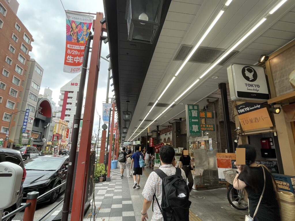 人気のお店が多くある雷門通り