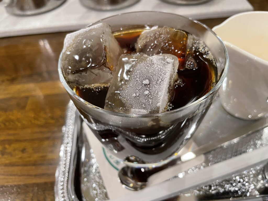 【ハニーコールドコーヒー】氷の入ったグラスへコーヒーをそそいだ後
